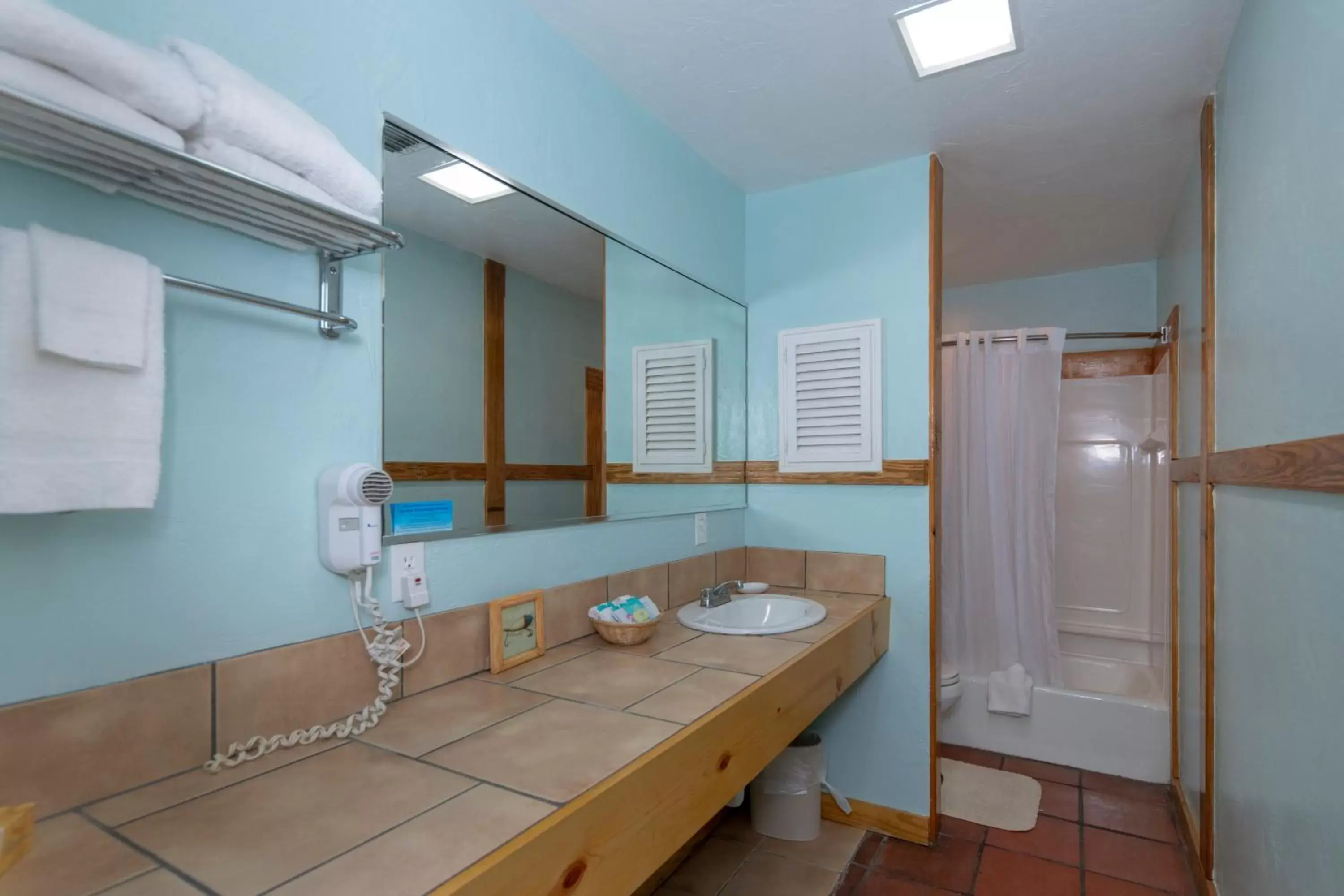 Shower, Bathroom in D&R Pelican Bay Resort