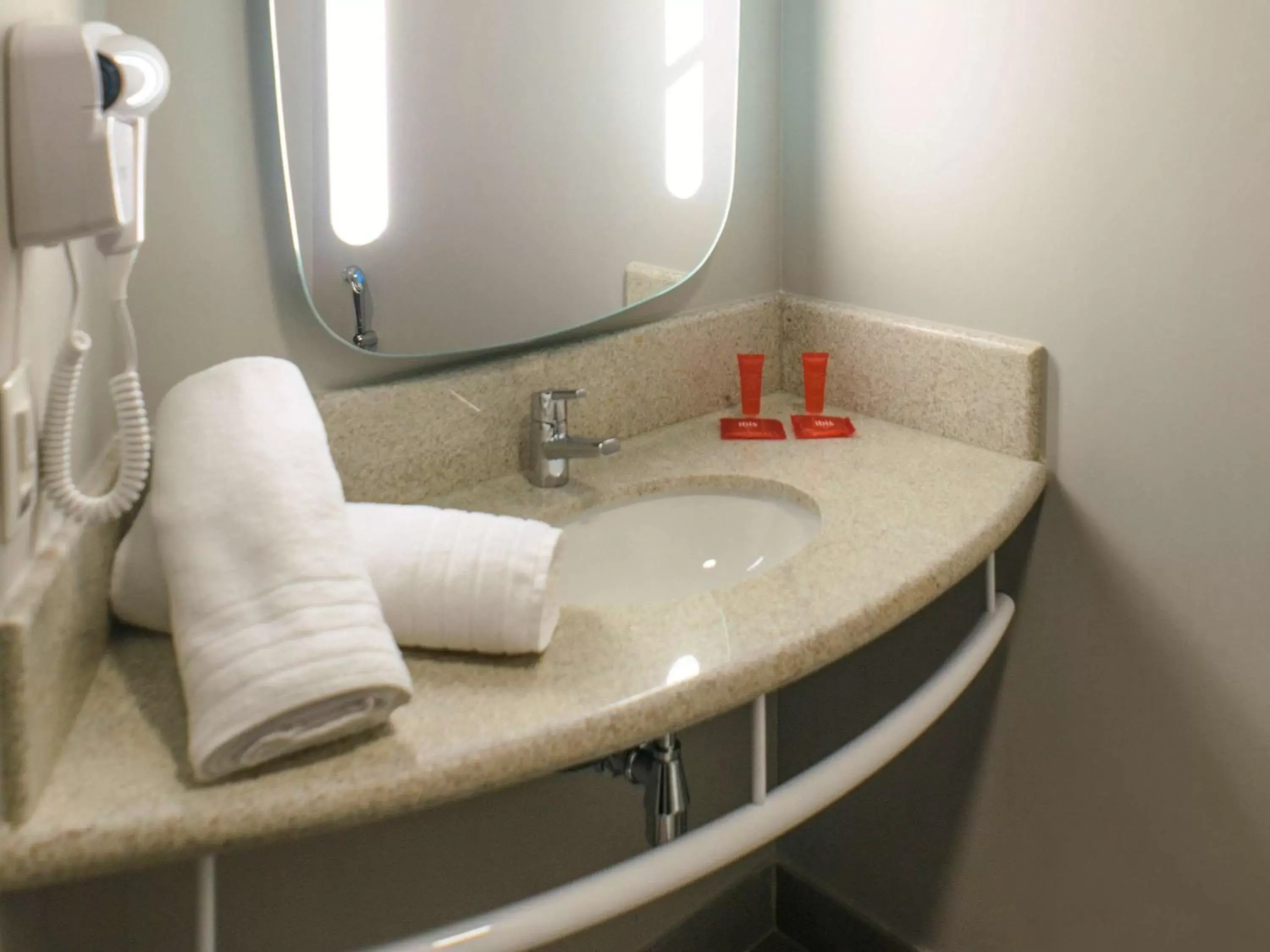 Photo of the whole room, Bathroom in ibis Itatiba