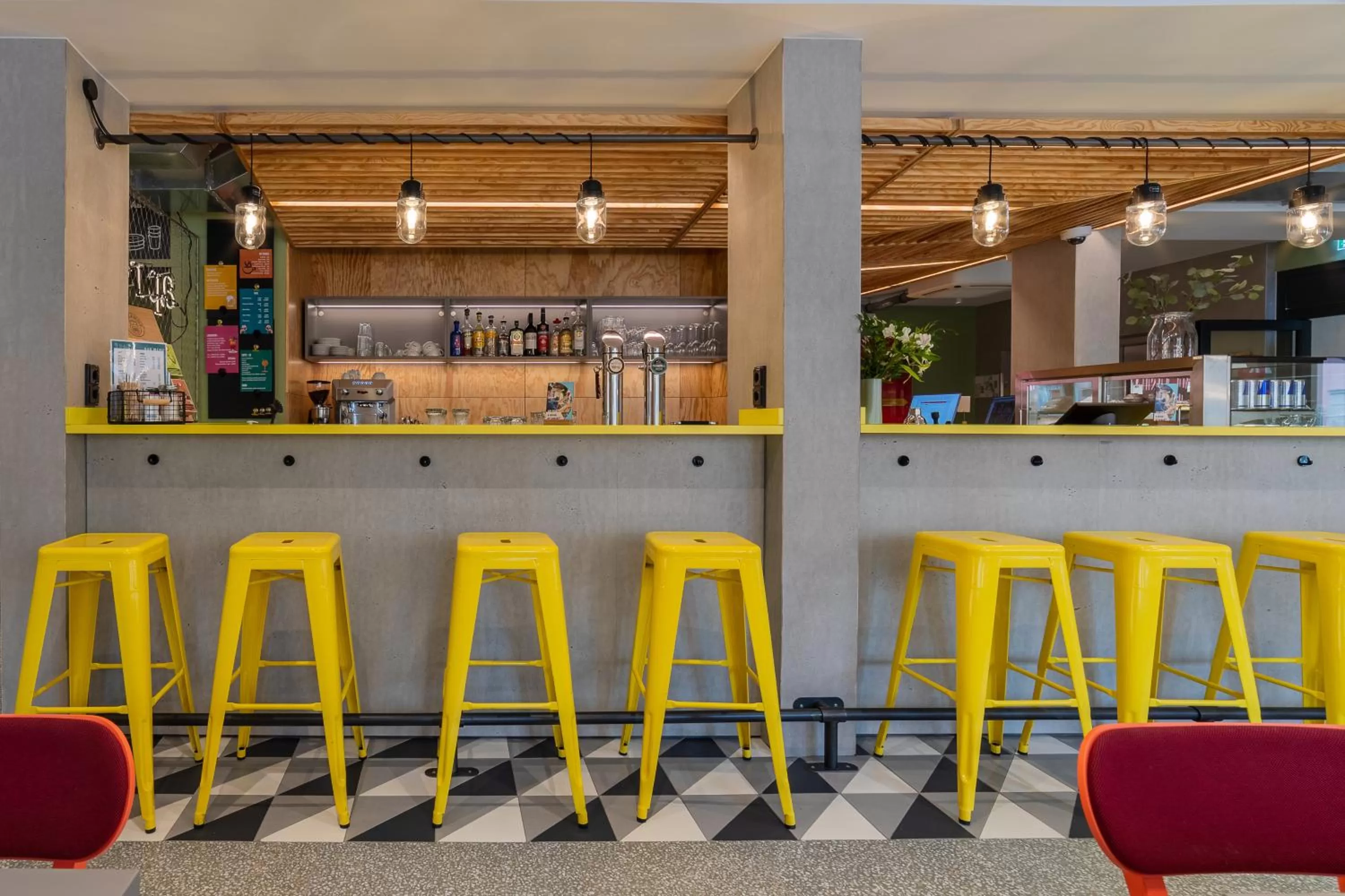 Lounge or bar in MEININGER Hotel Innsbruck Zentrum