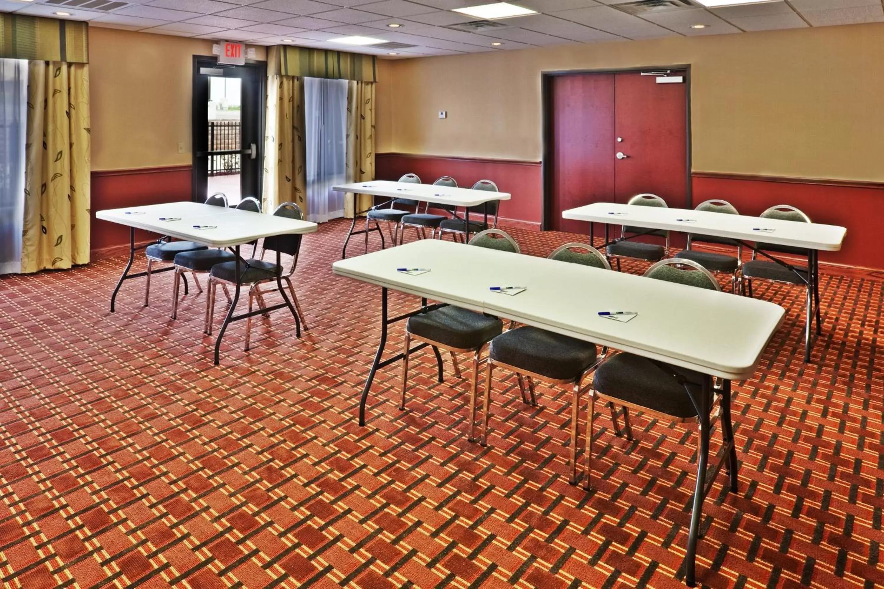 Meeting/conference room in Holiday Inn Express & Suites Perry, an IHG Hotel