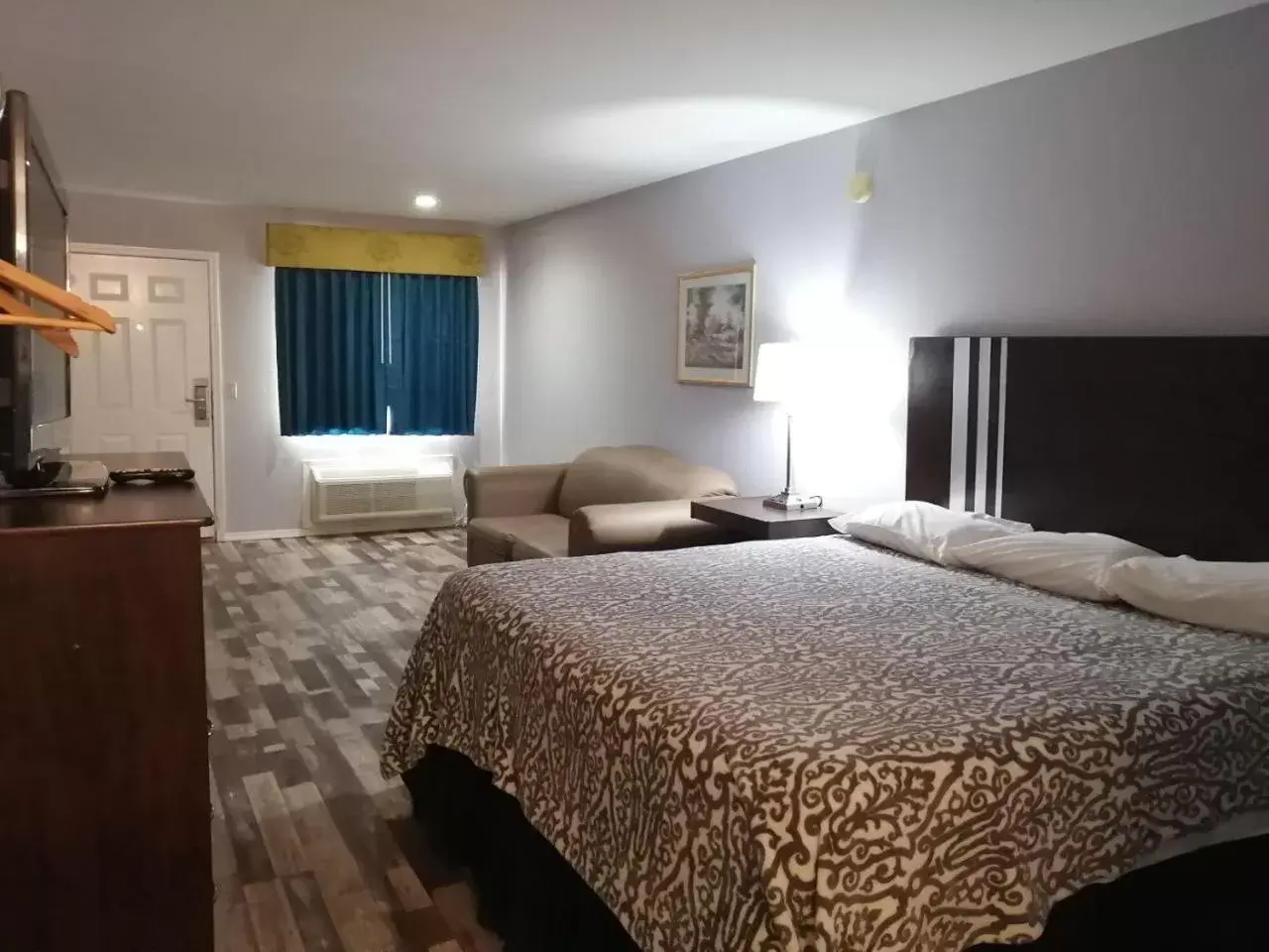 Bed in Riata Inn - Crystal City