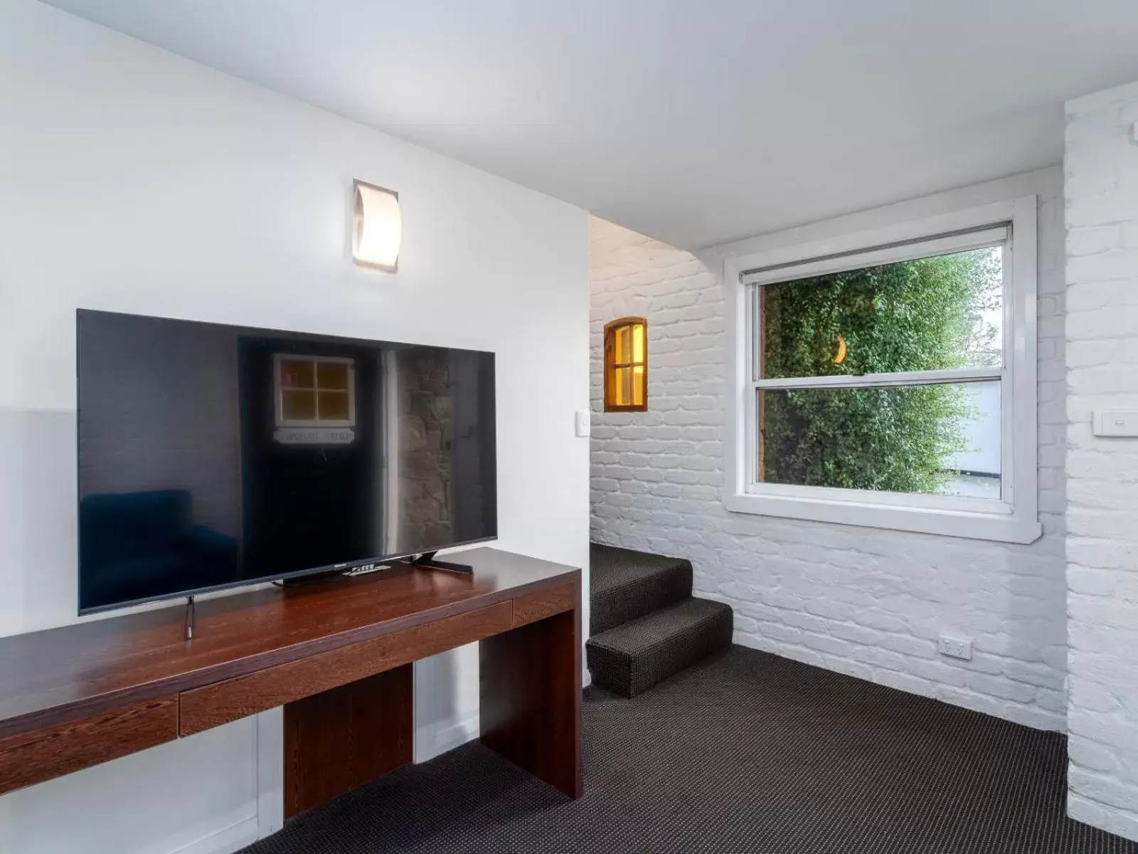 Living room, TV/Entertainment Center in Leisure Inn Penny Royal Hotel & Apartments