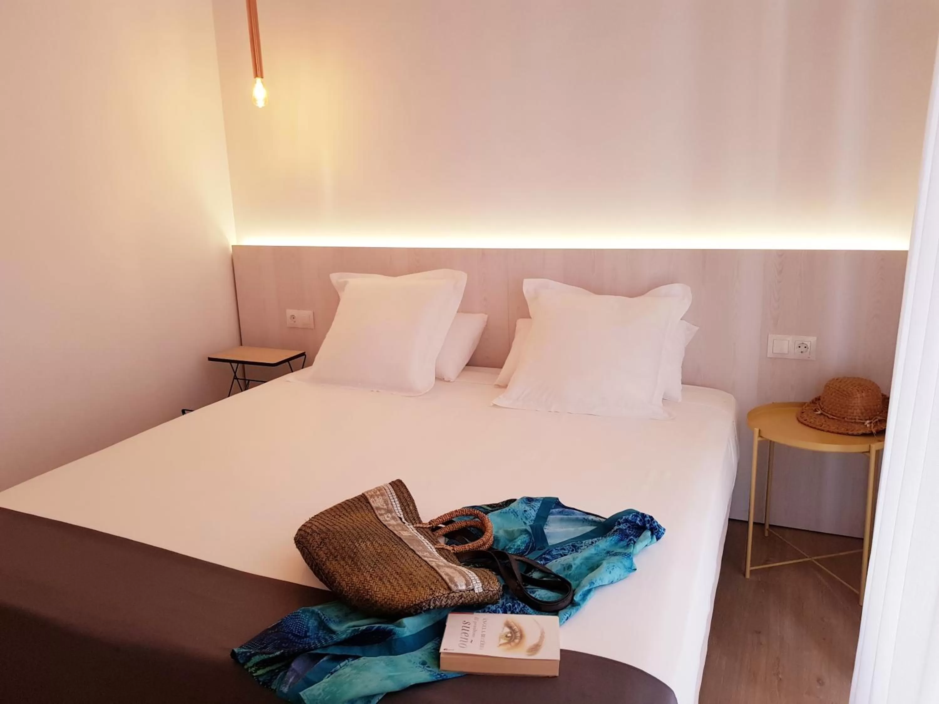 Photo of the whole room, Bed in S30 Reina Victoria