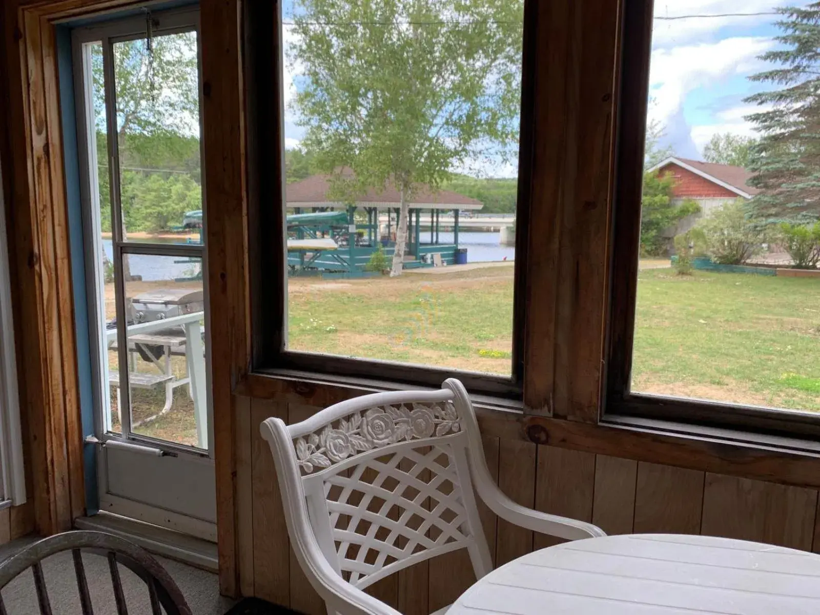 Seating area in Algonquin Lakeside Inn