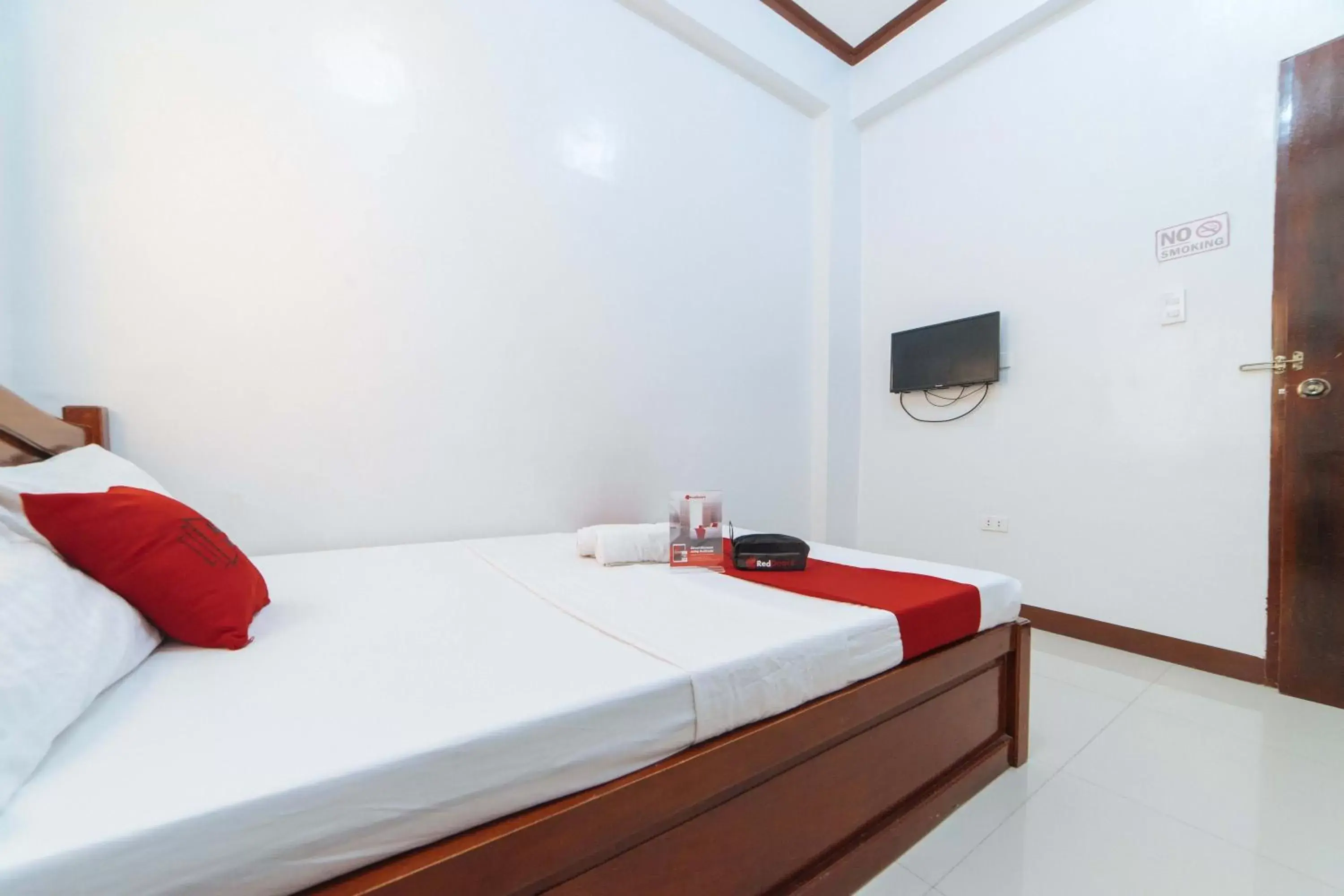 TV and multimedia, Bed in RedDoorz @ D Maagma Street TV and multimedia, Bed in RedDoorz @ D Maagma Street