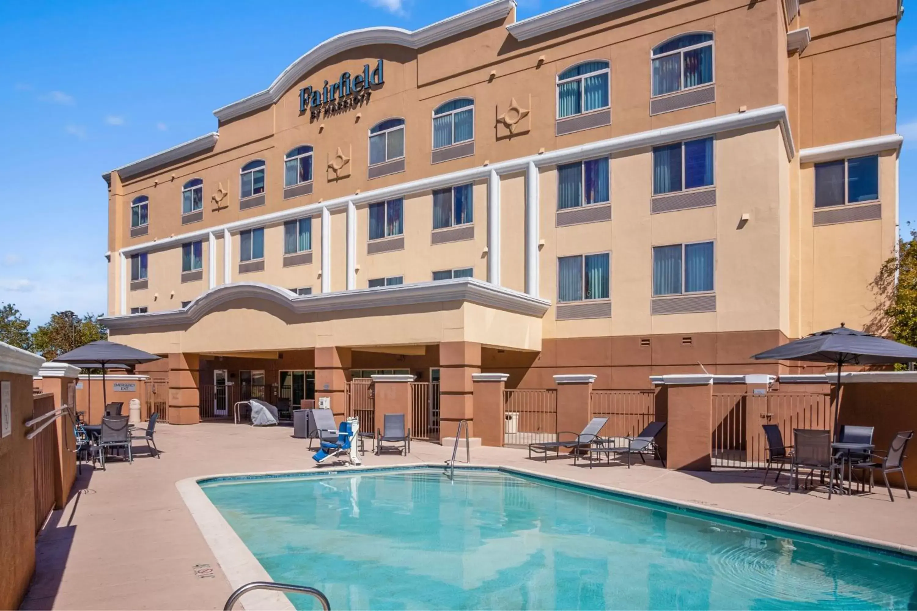 Swimming pool, Property Building in Fairfield Inn & Suites Rancho Cordova