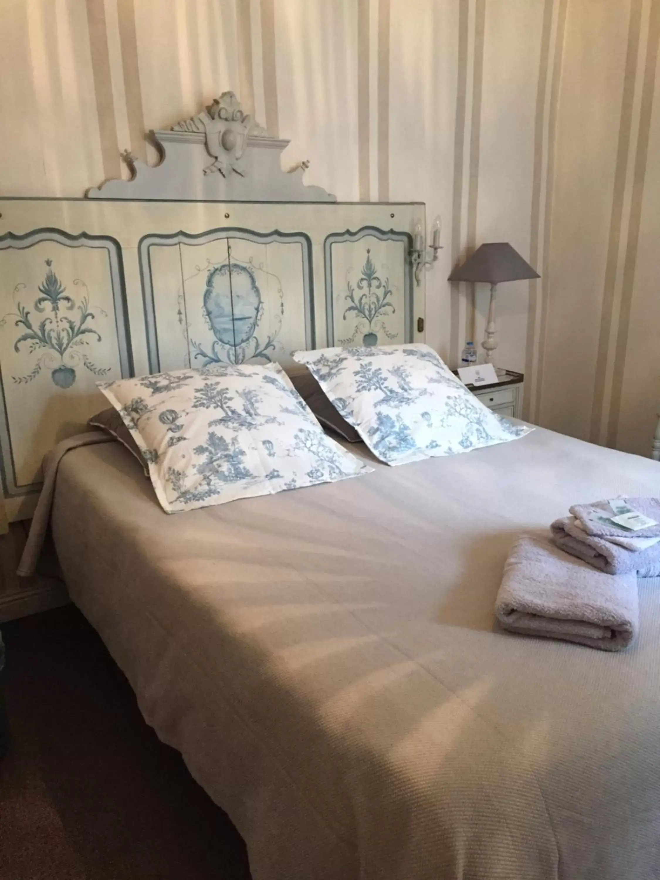 Basic Double Room in Au 16 Place Saint Louis Basic Double Room in Au 16 Place Saint Louis