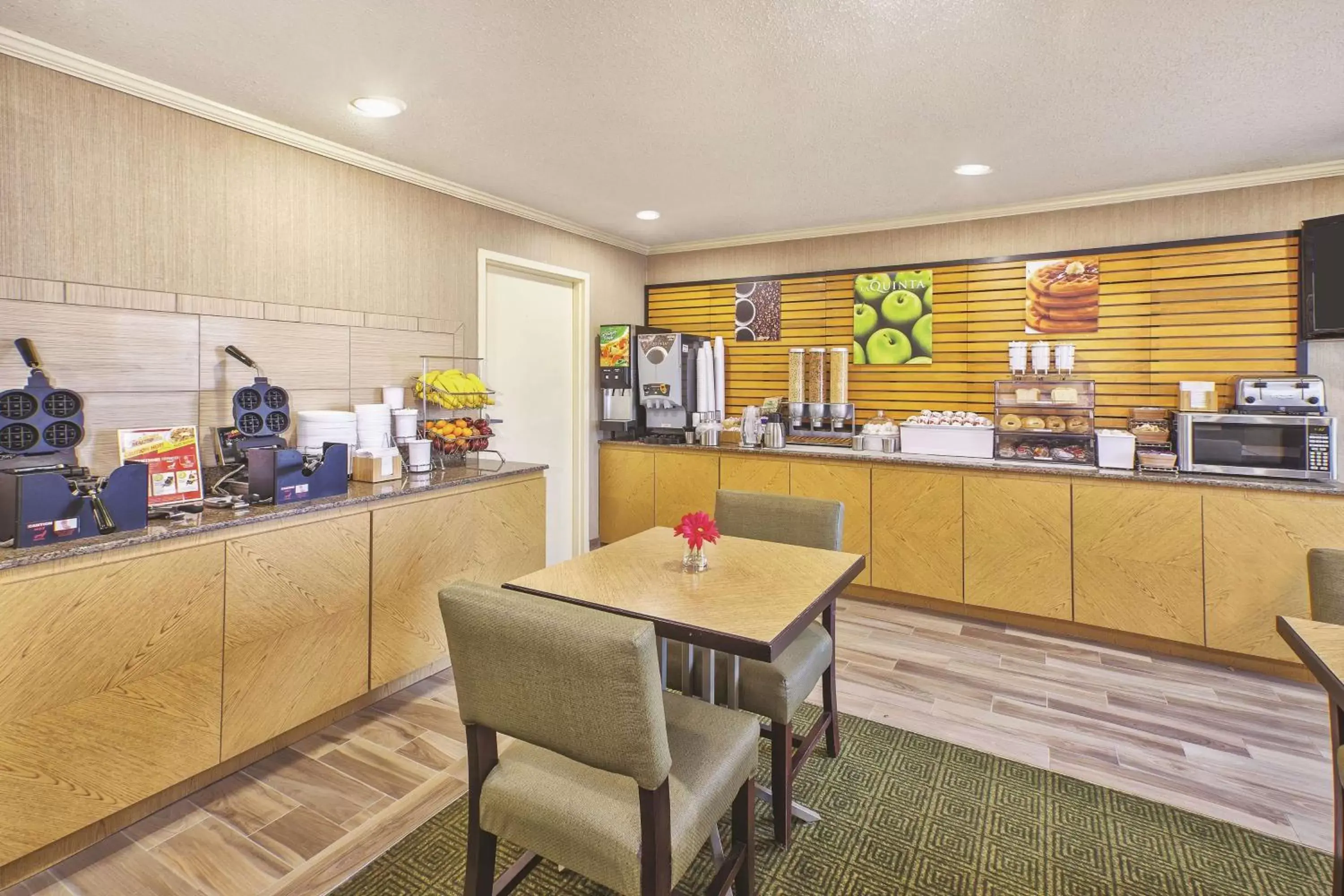 Restaurant/Places to Eat in La Quinta Inn by Wyndham Toledo Perrysburg