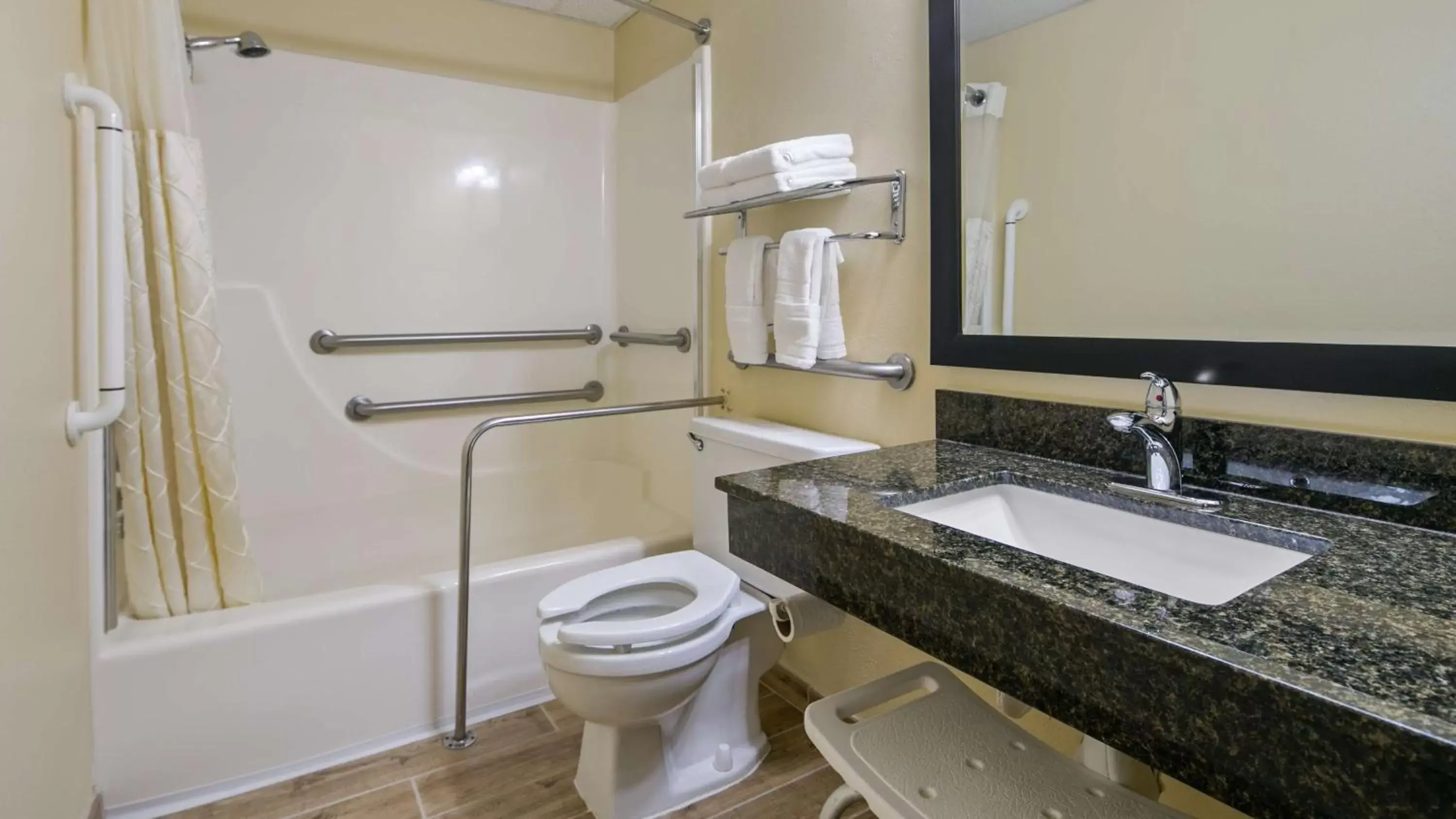 Queen Room - Disability Access in Best Western La Grande Hacienda Queen Room - Disability Access in Best Western La Grande Hacienda