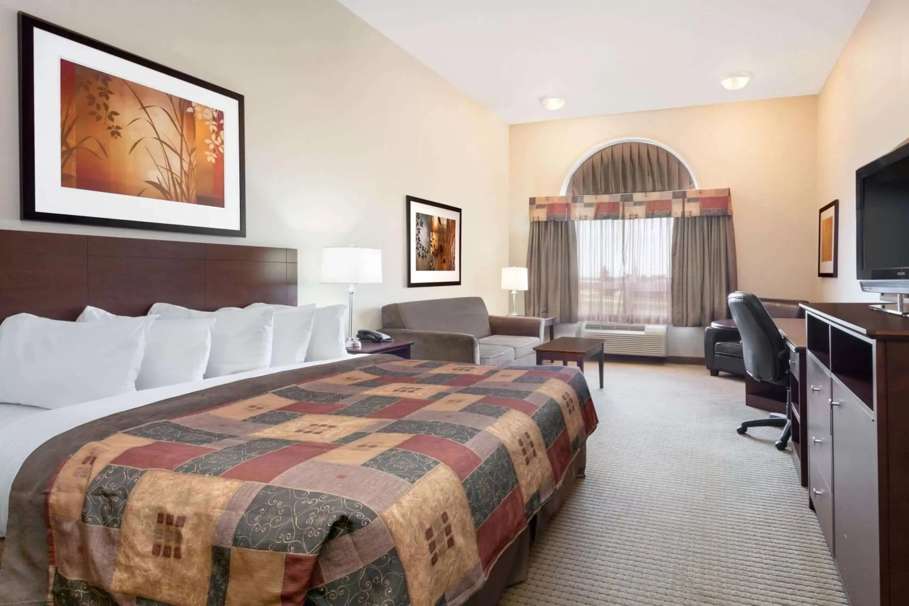 Photo of the whole room, Bed in Ramada by Wyndham Weyburn Photo of the whole room, Bed in Ramada by Wyndham Weyburn