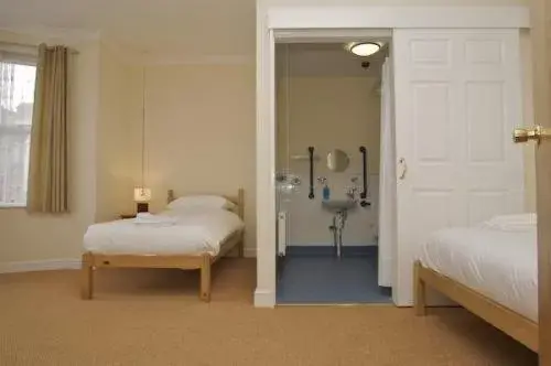 Bedroom, Bed in All Seasons Lodge Hotel