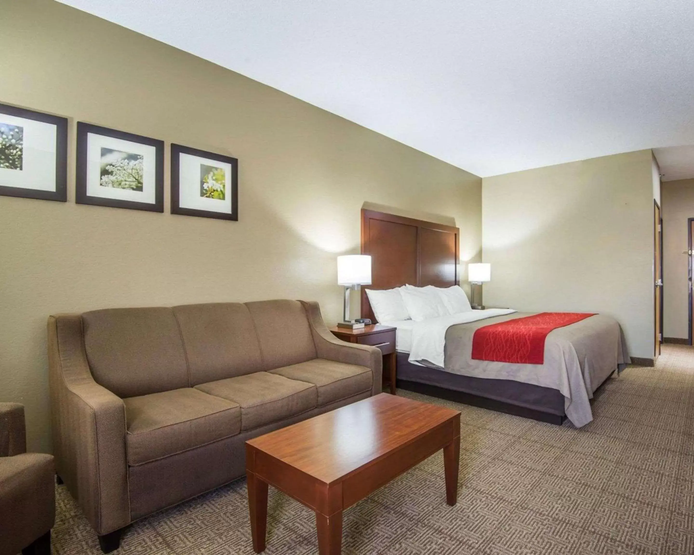 Bedroom in Comfort Inn Grain Valley