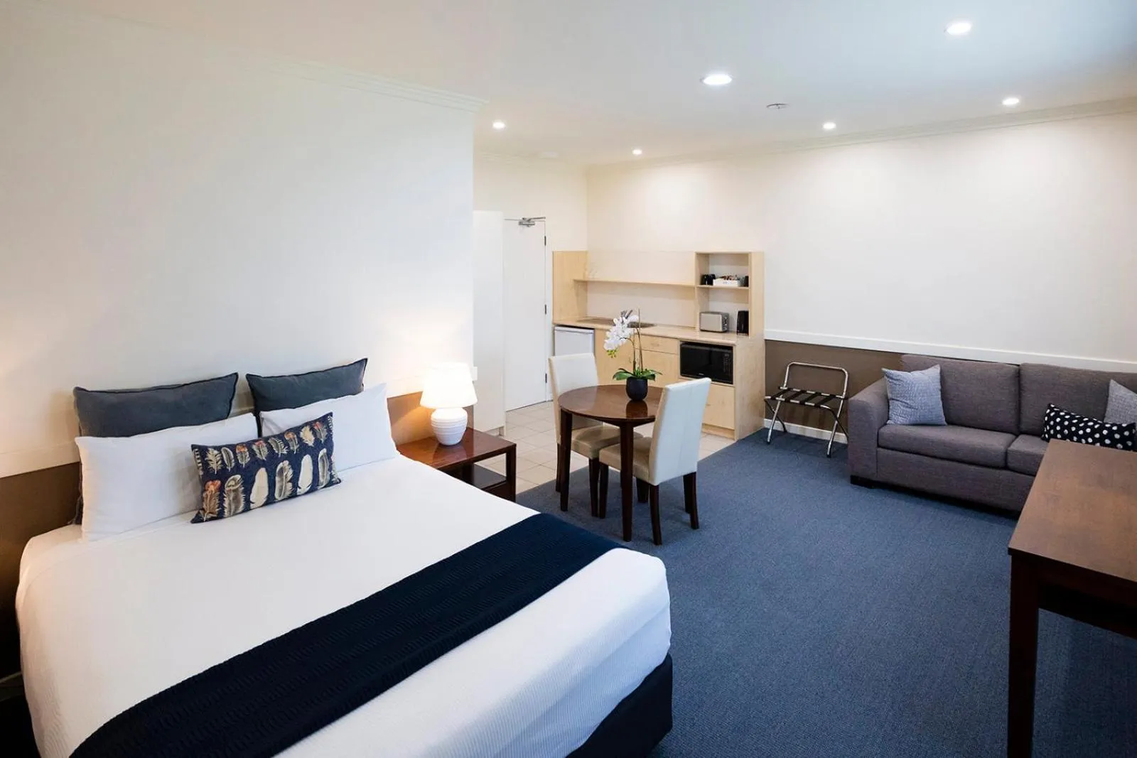 Bed in Hawkesbury Race Club Motel