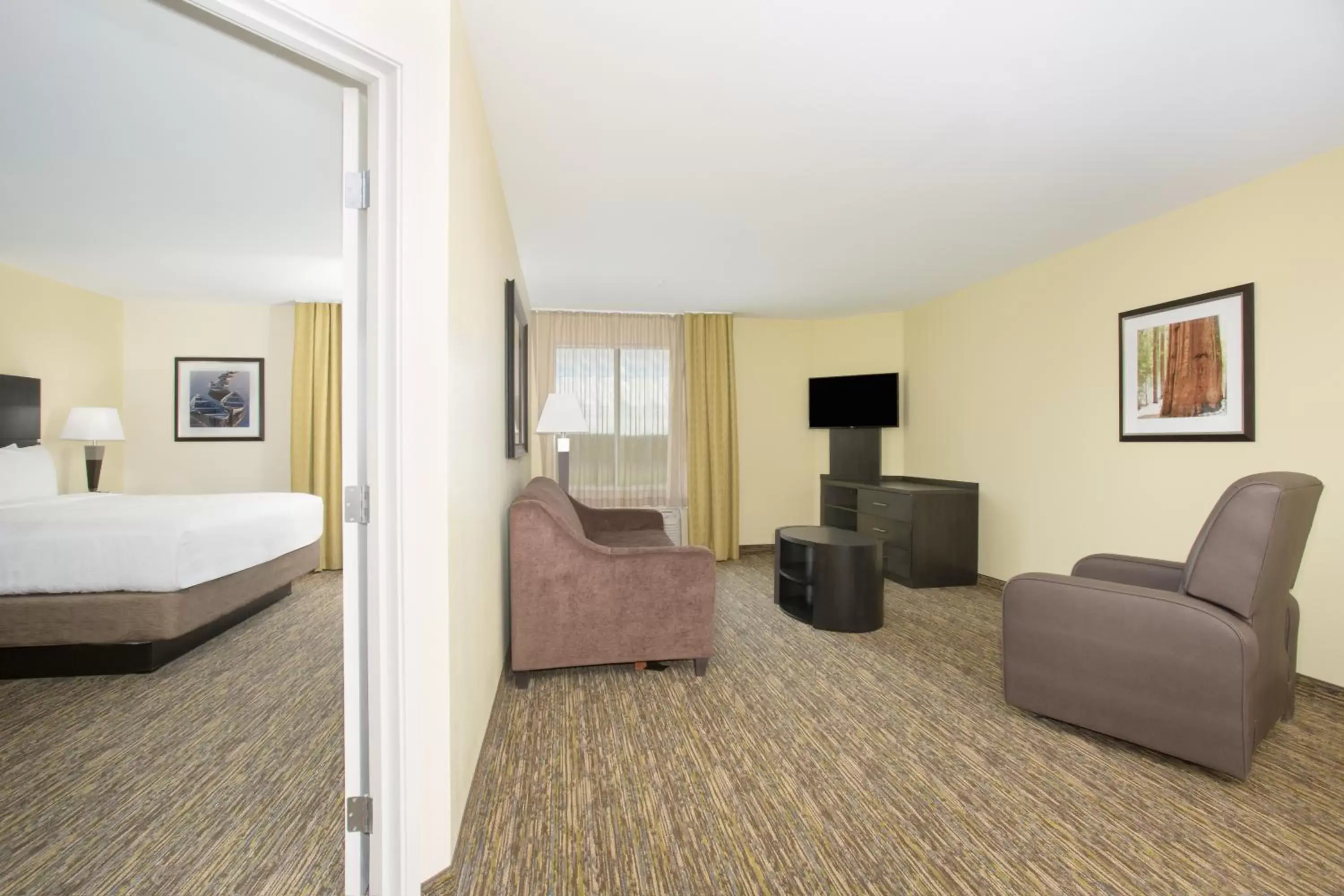 Bedroom, Seating Area in Candlewood Suites Longmont, an IHG Hotel