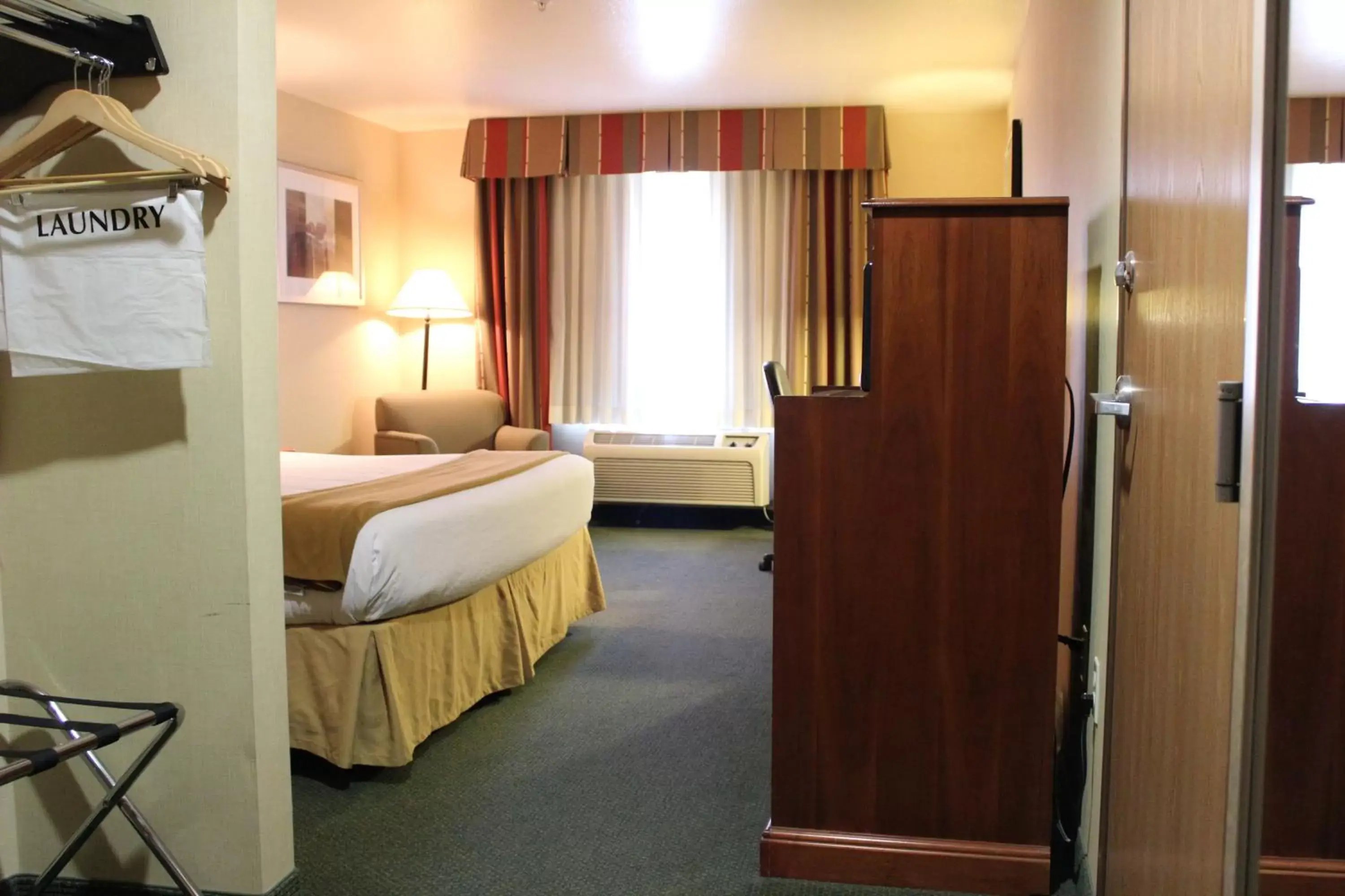 Bed in Holiday Inn Express Tehachapi, an IHG Hotel