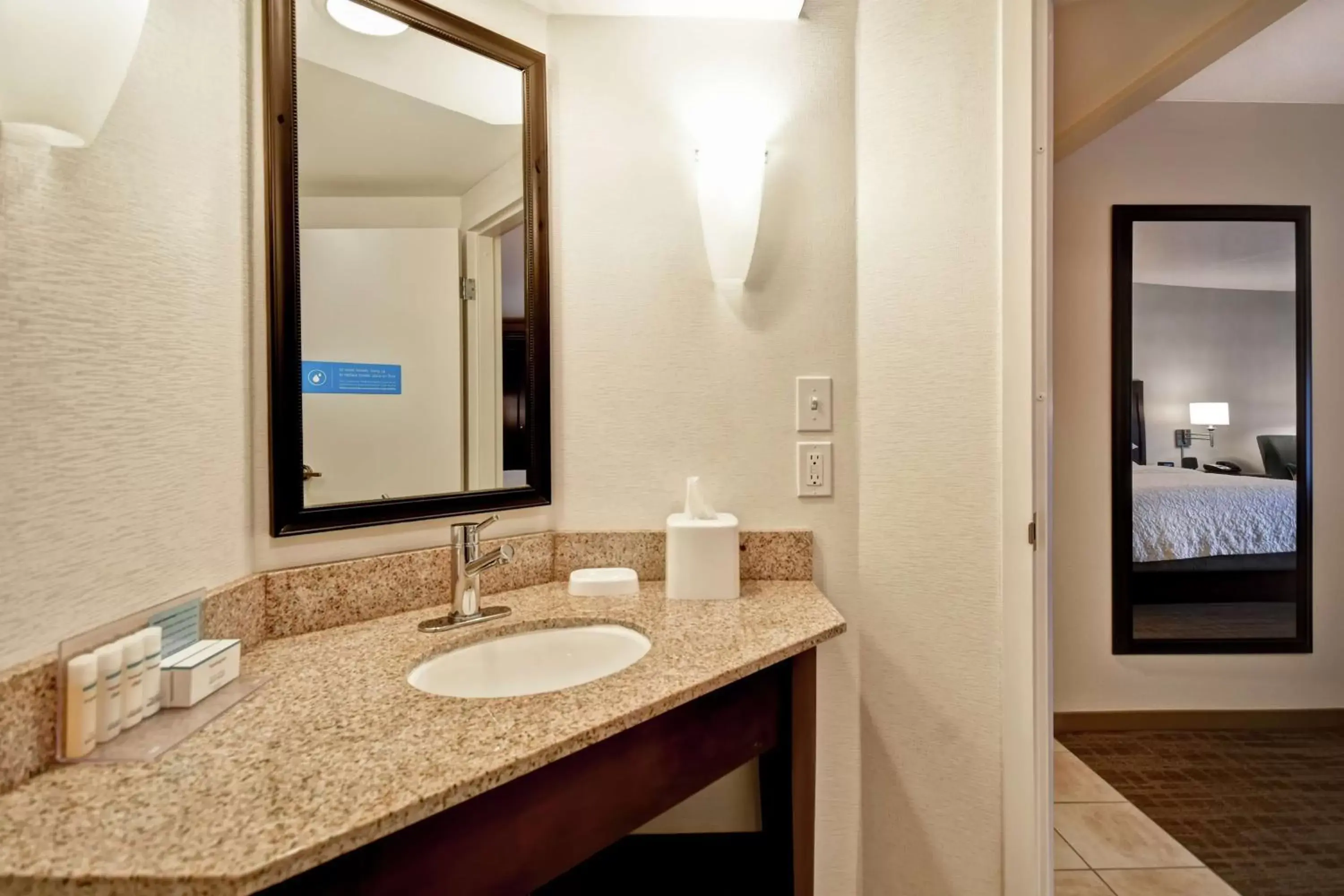 Bathroom in Hampton Inn Overland Park