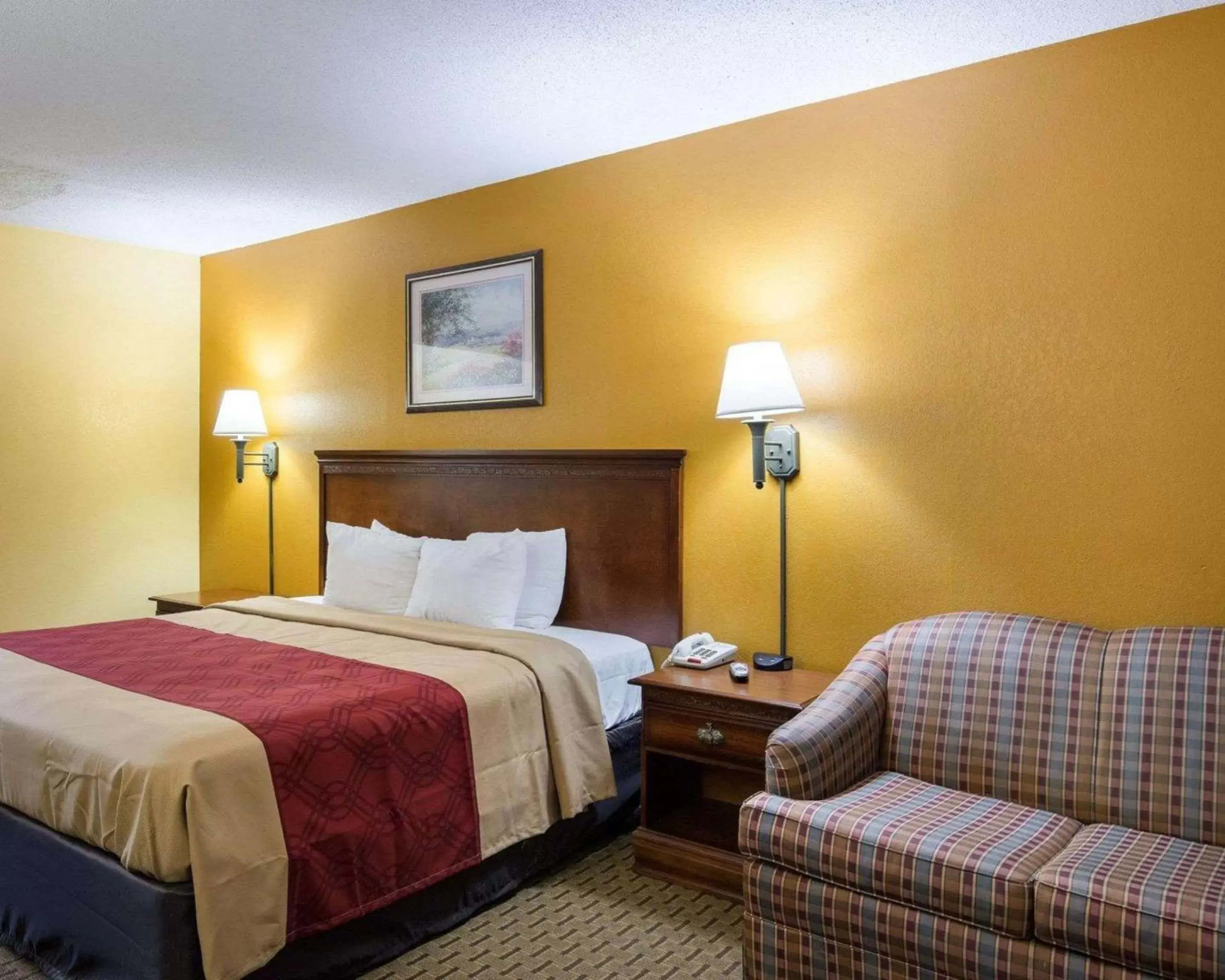 Photo of the whole room, Bed in Econo Lodge Fredericksburg near I-95