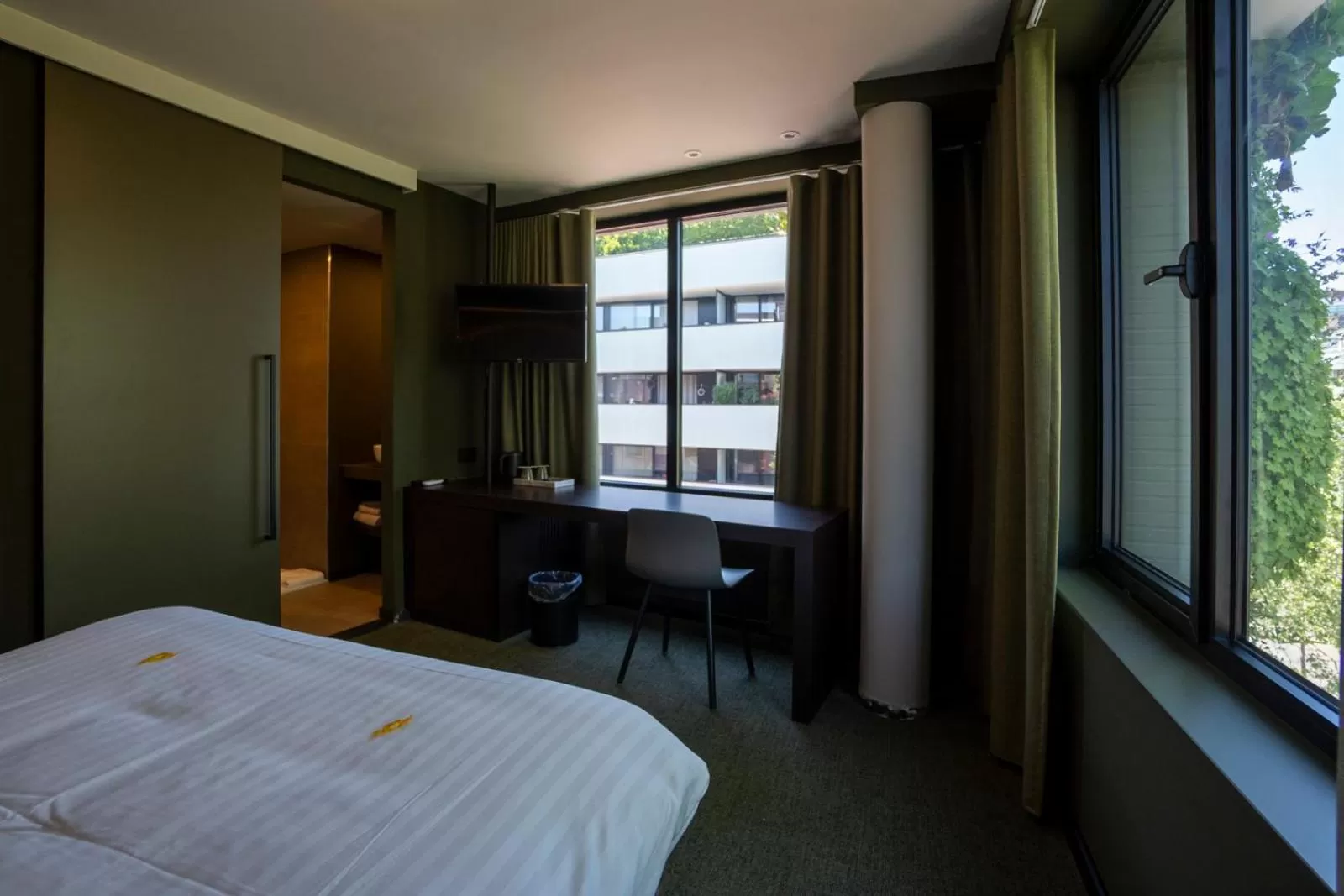 Bedroom, Bed in Green Hotel