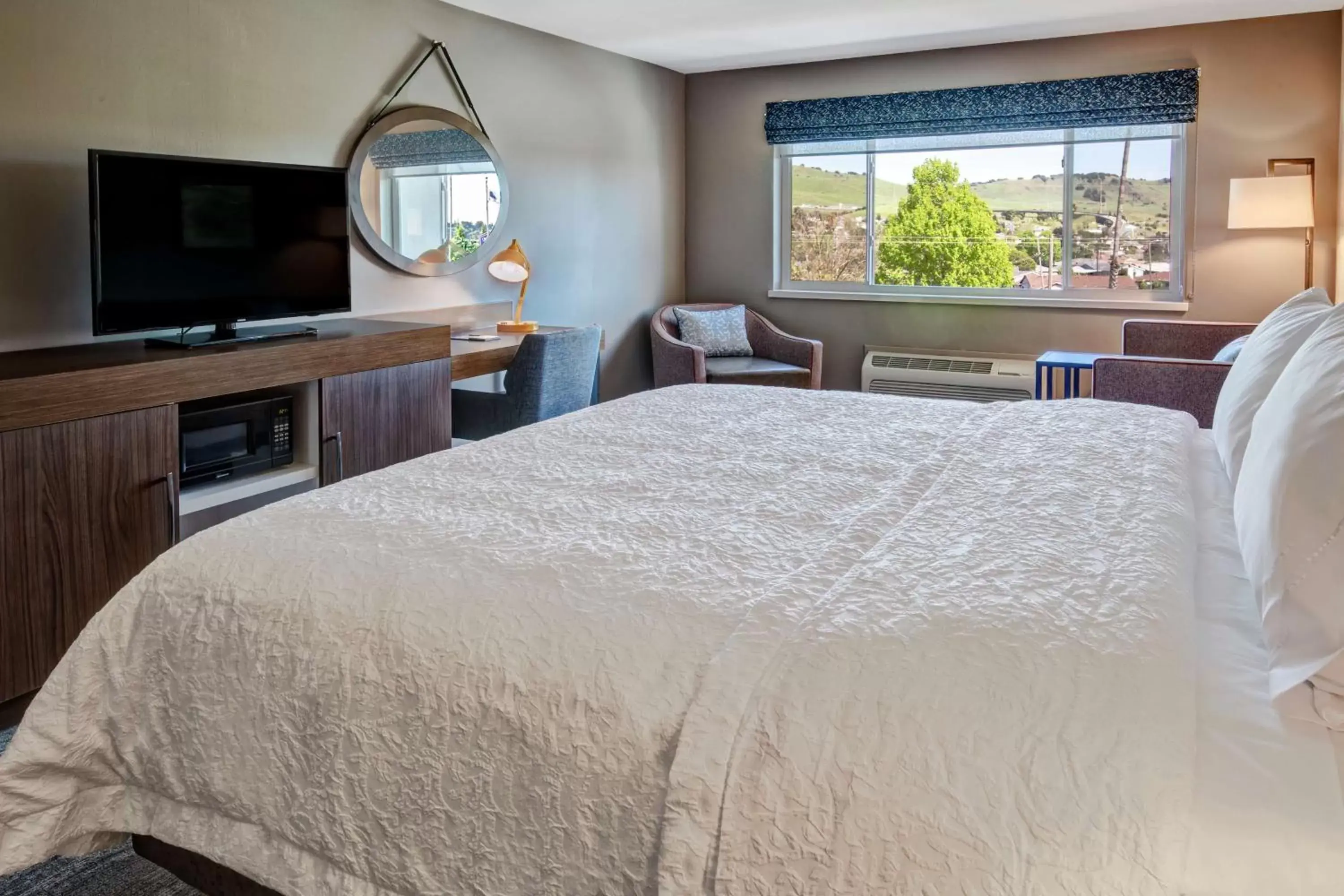 Bedroom, Bed in Hampton Inn Discovery Kingdom Napa Gateway