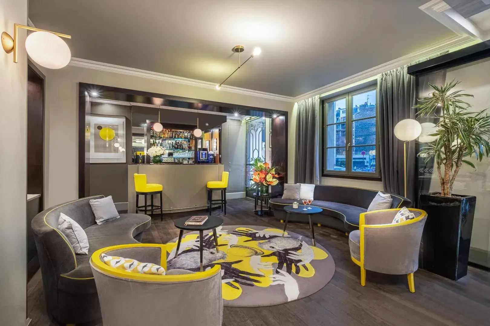 Lounge or bar in Hôtel Le Marquis by Inwood Hotels