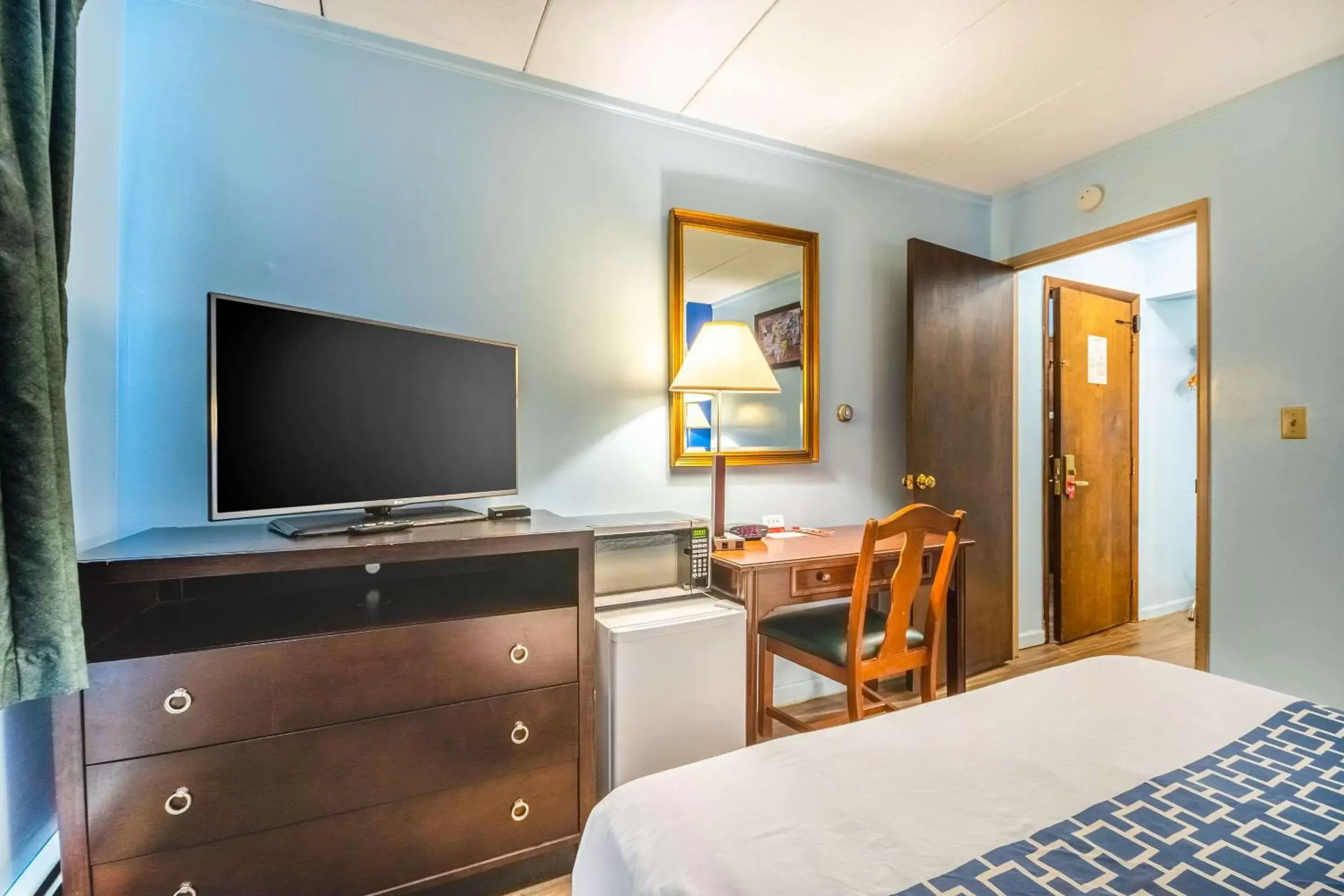 Photo of the whole room, TV/Entertainment Center in Econo Lodge Inn & Suites Windsor