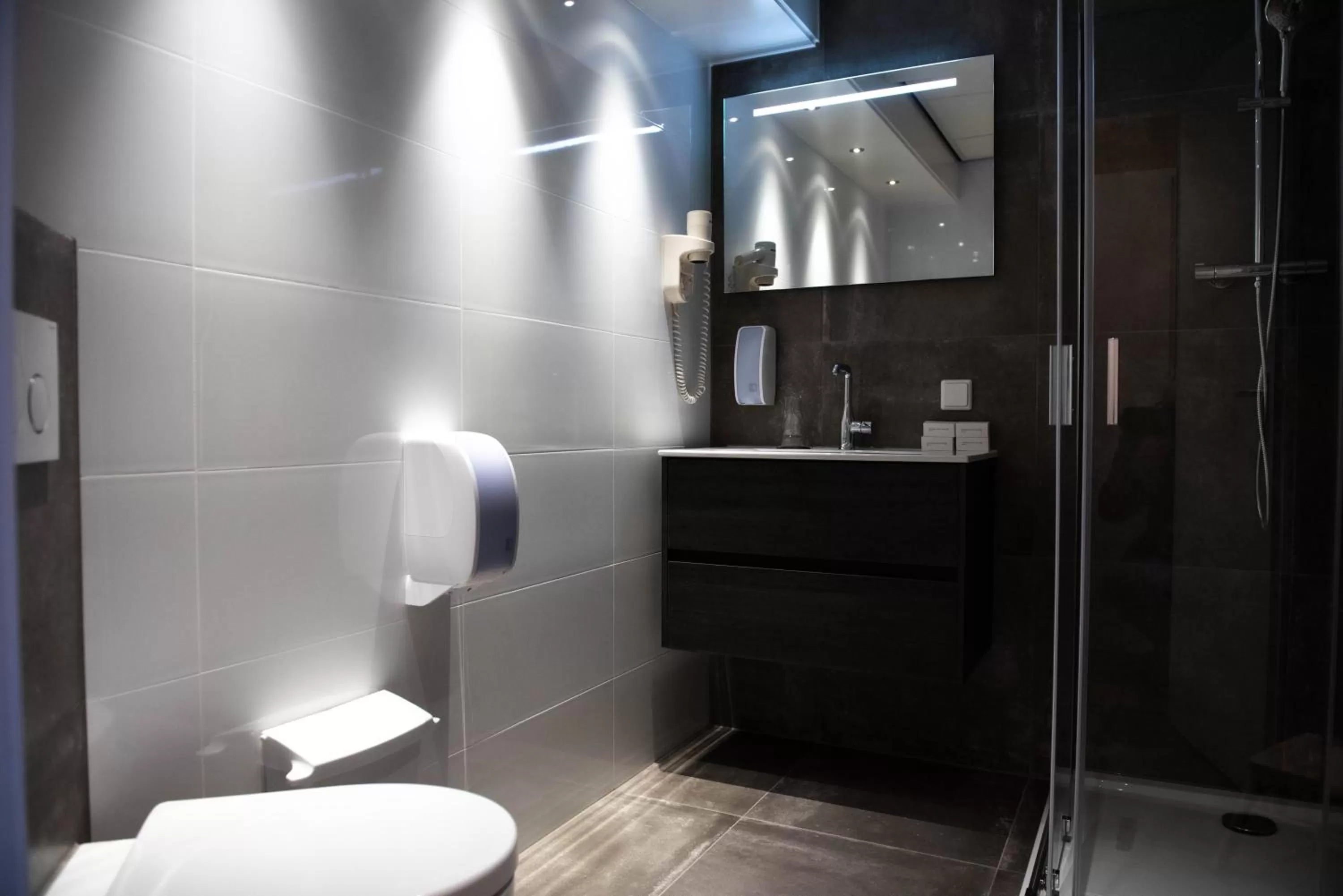 Shower, Bathroom in Hotel Het Wapen van Drenthe