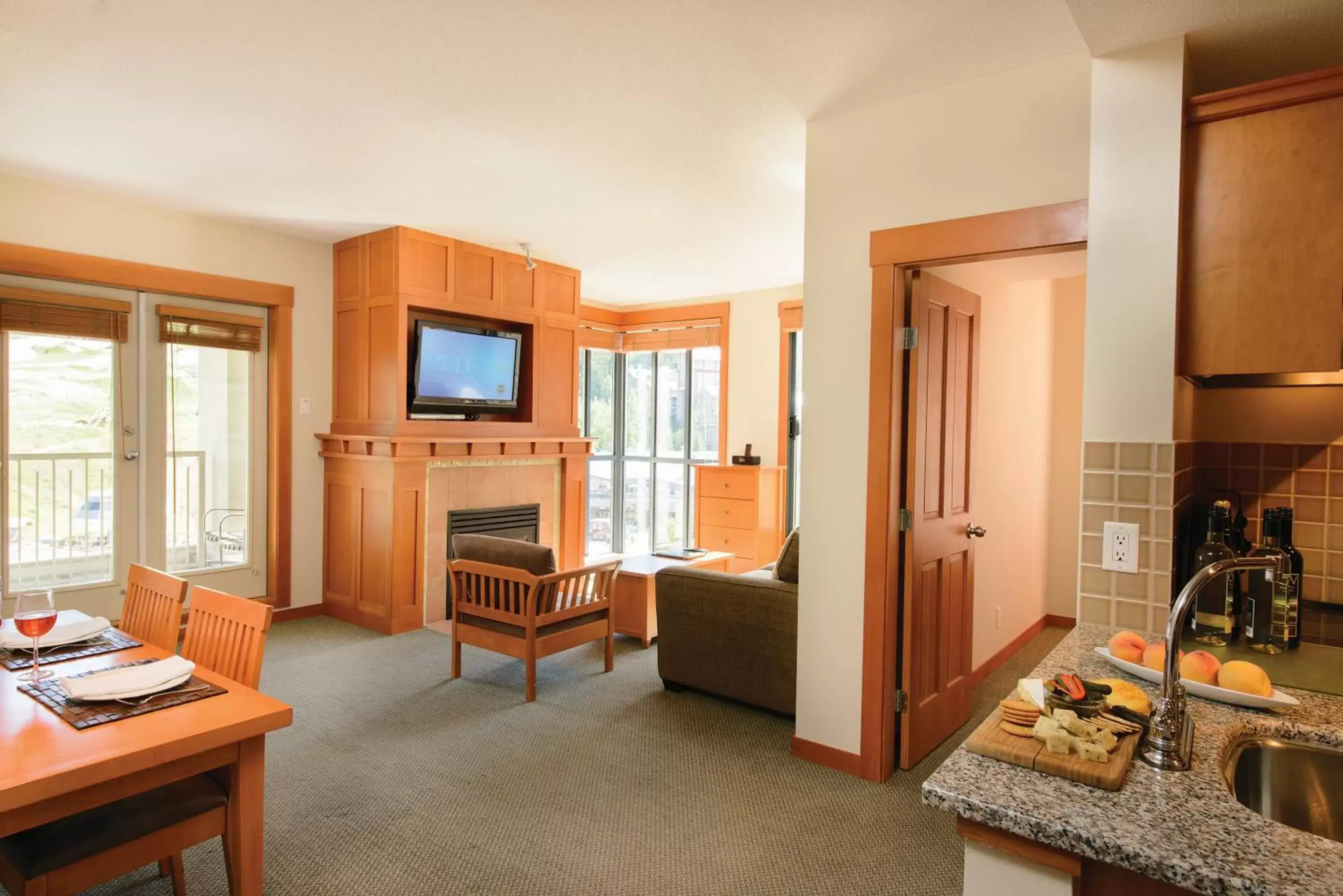 Kitchen or kitchenette, TV/Entertainment Center in Pan Pacific Whistler Mountainside