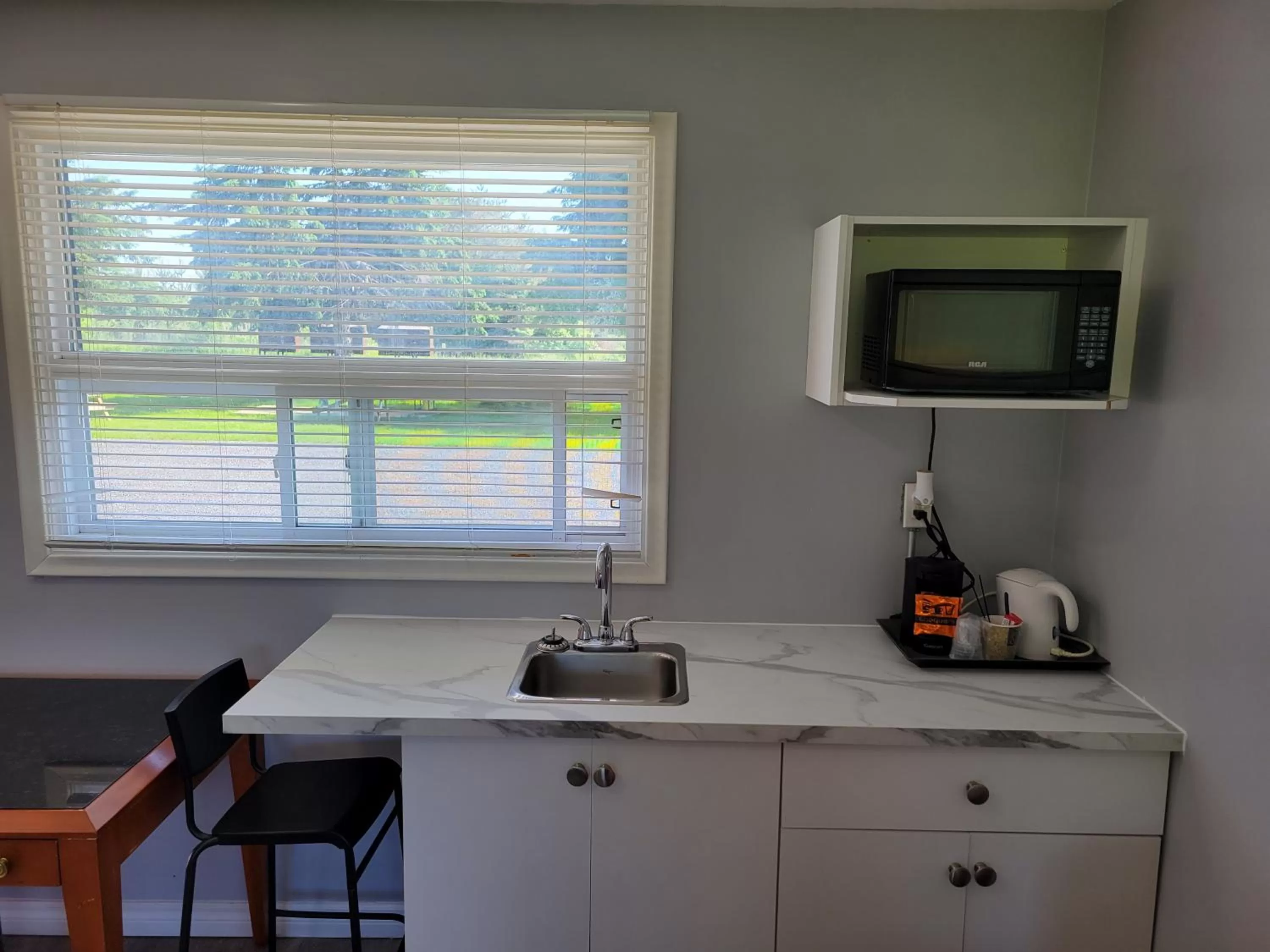 Kitchen or kitchenette in Knights Inn Cobourg