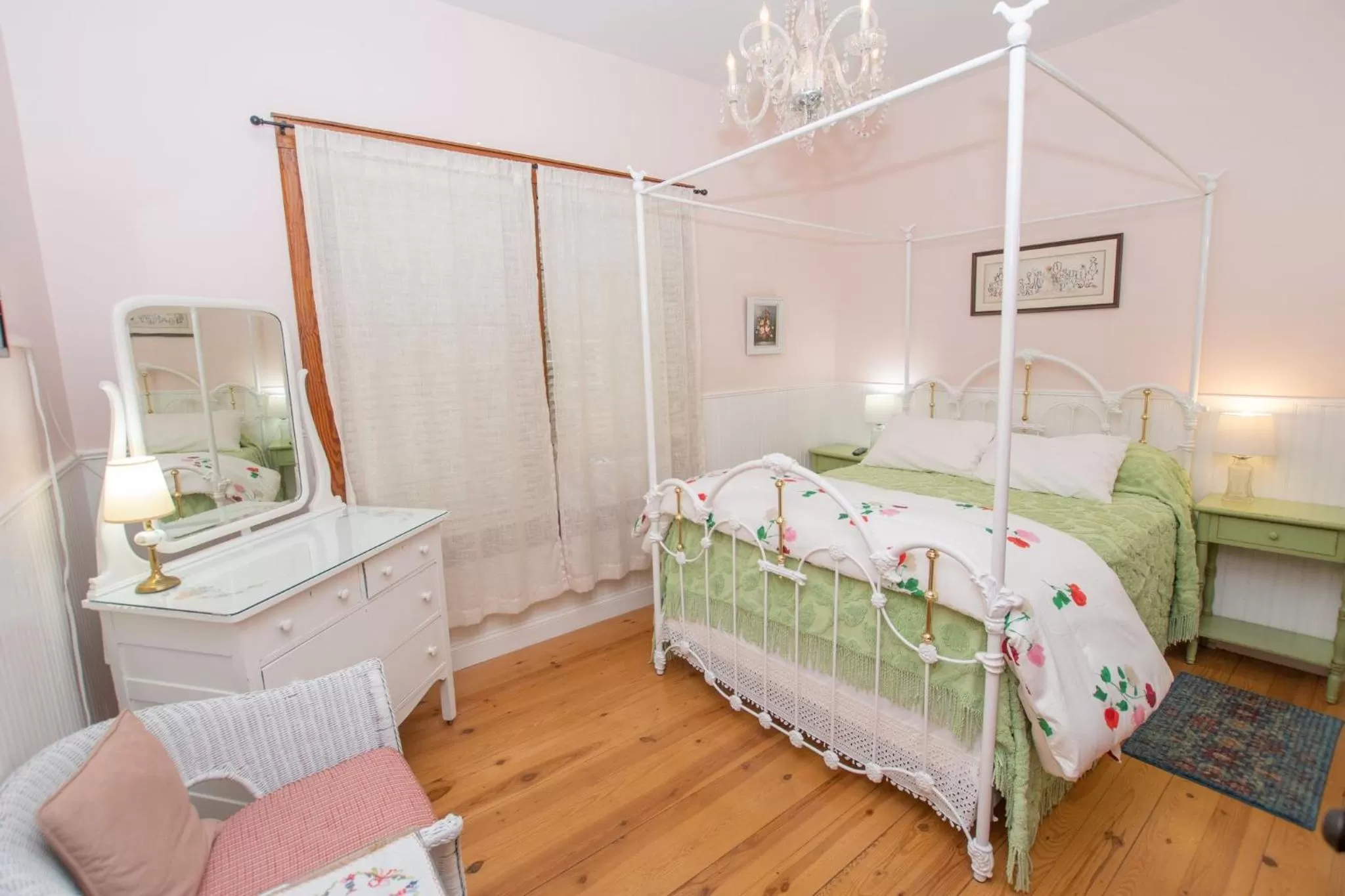 Bed in Terrace Inn and 1911 Restaurant