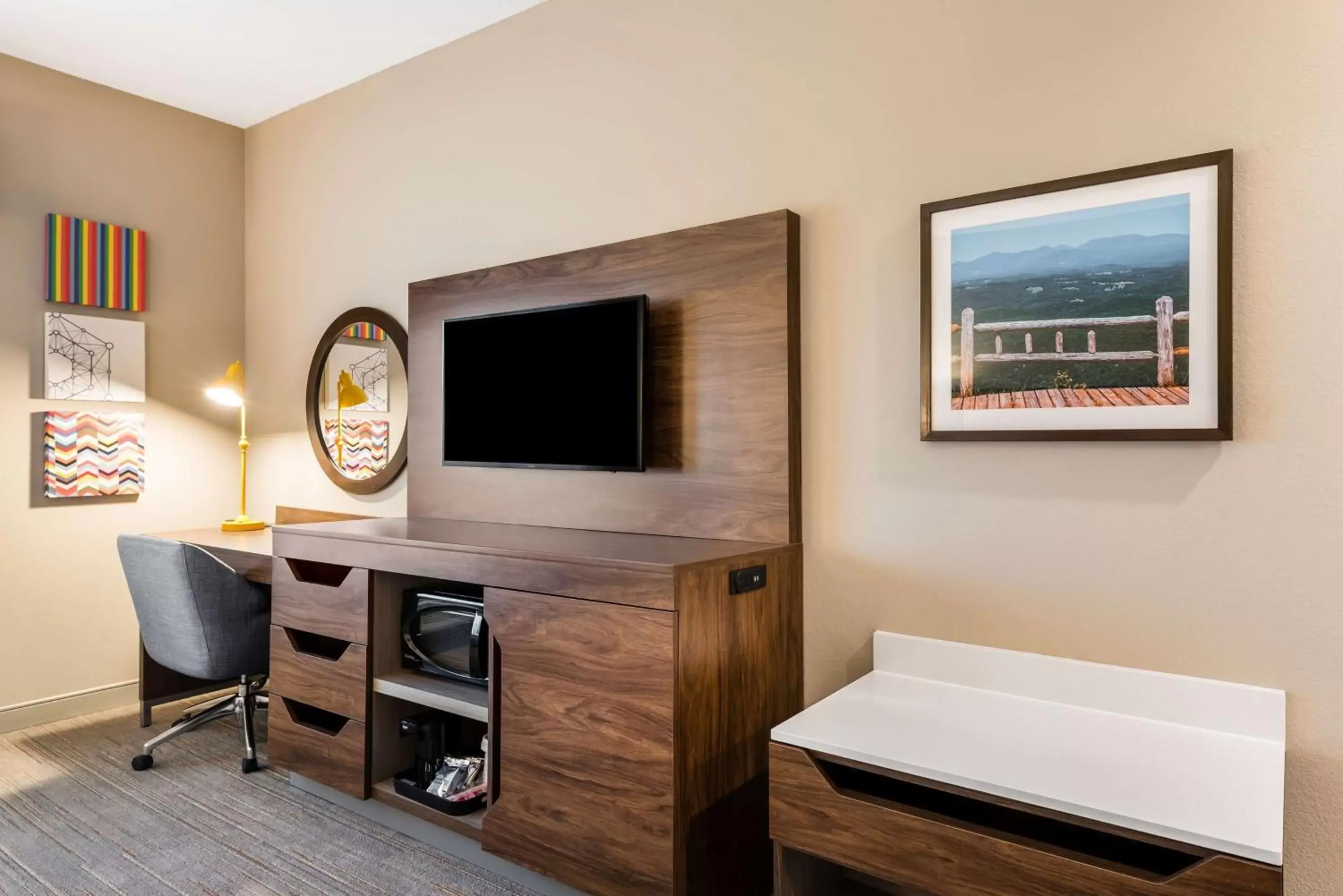 Bedroom, TV/Entertainment Center in Hampton Inn Batesville, Ar