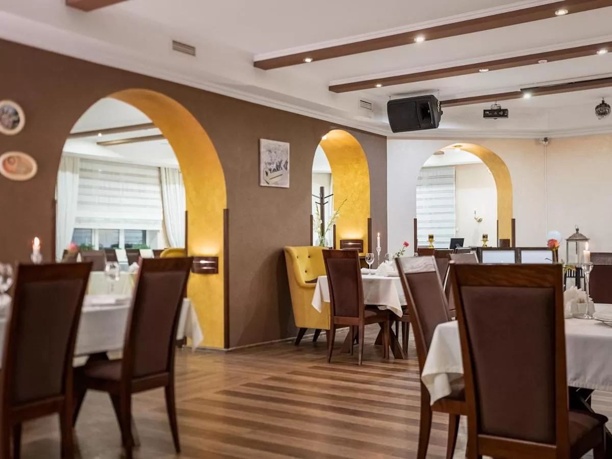 Restaurant/places to eat in Park Hotel