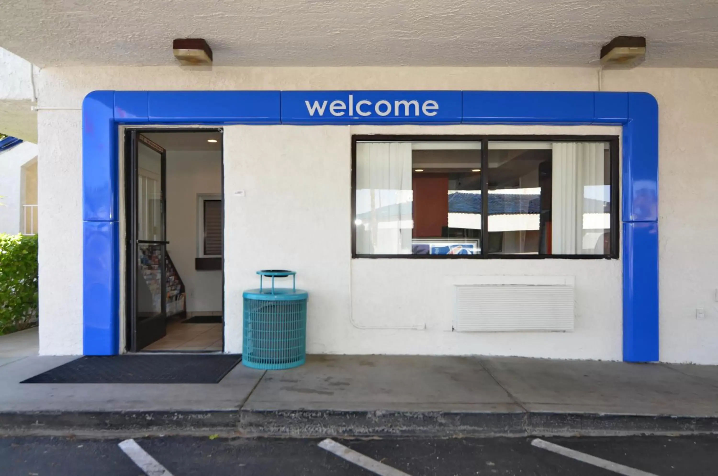 Facade/entrance in Motel 6-North Palm Springs, CA - North