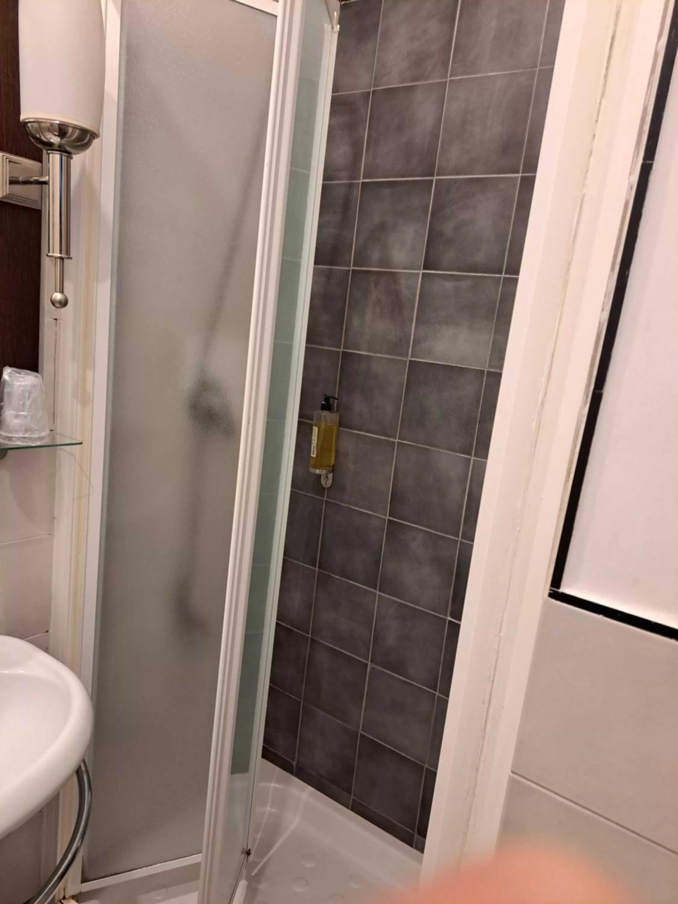 Shower in Hotel Giuggioli
