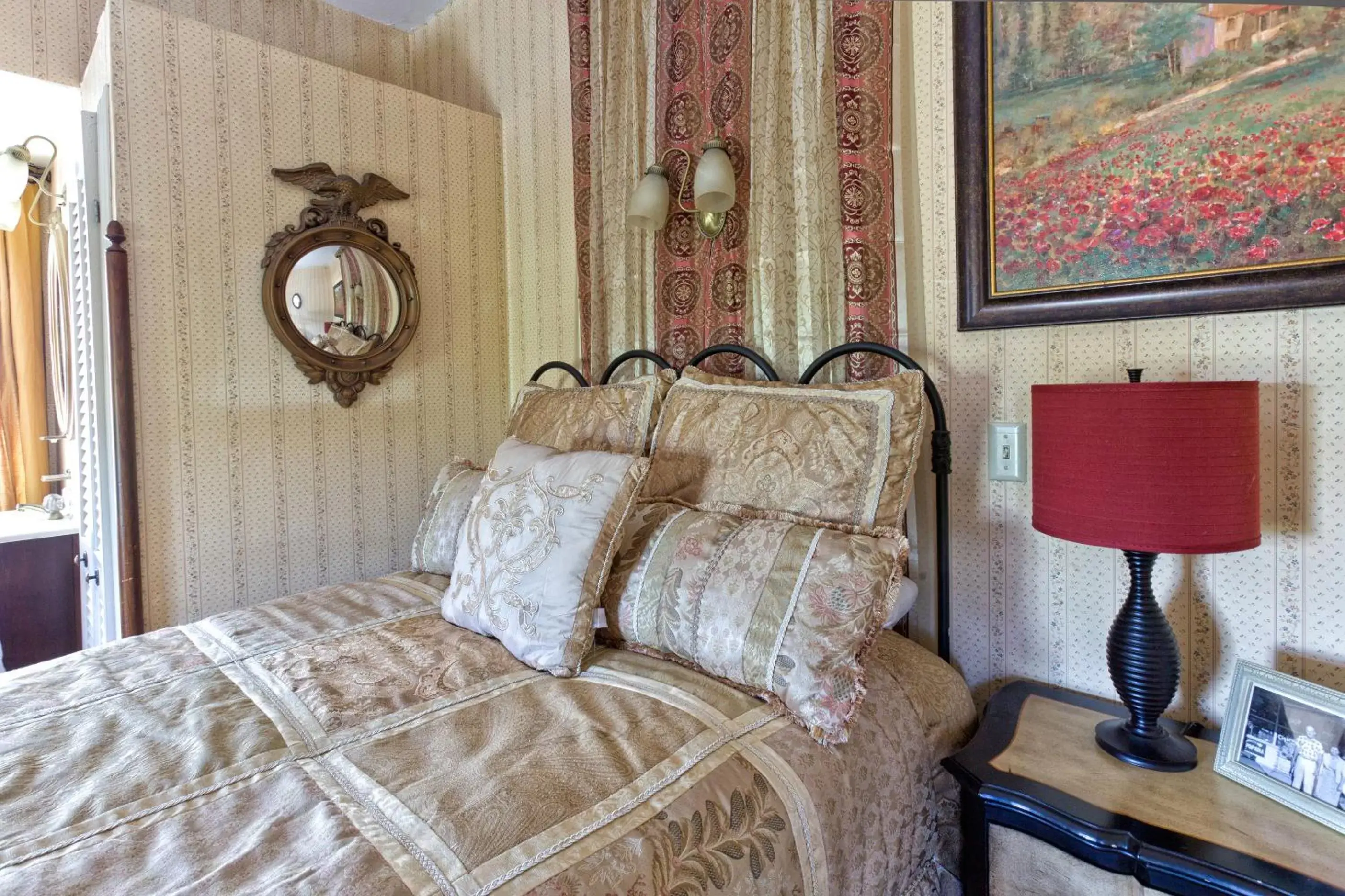 Bedroom, Bed in The Reynolds Mansion