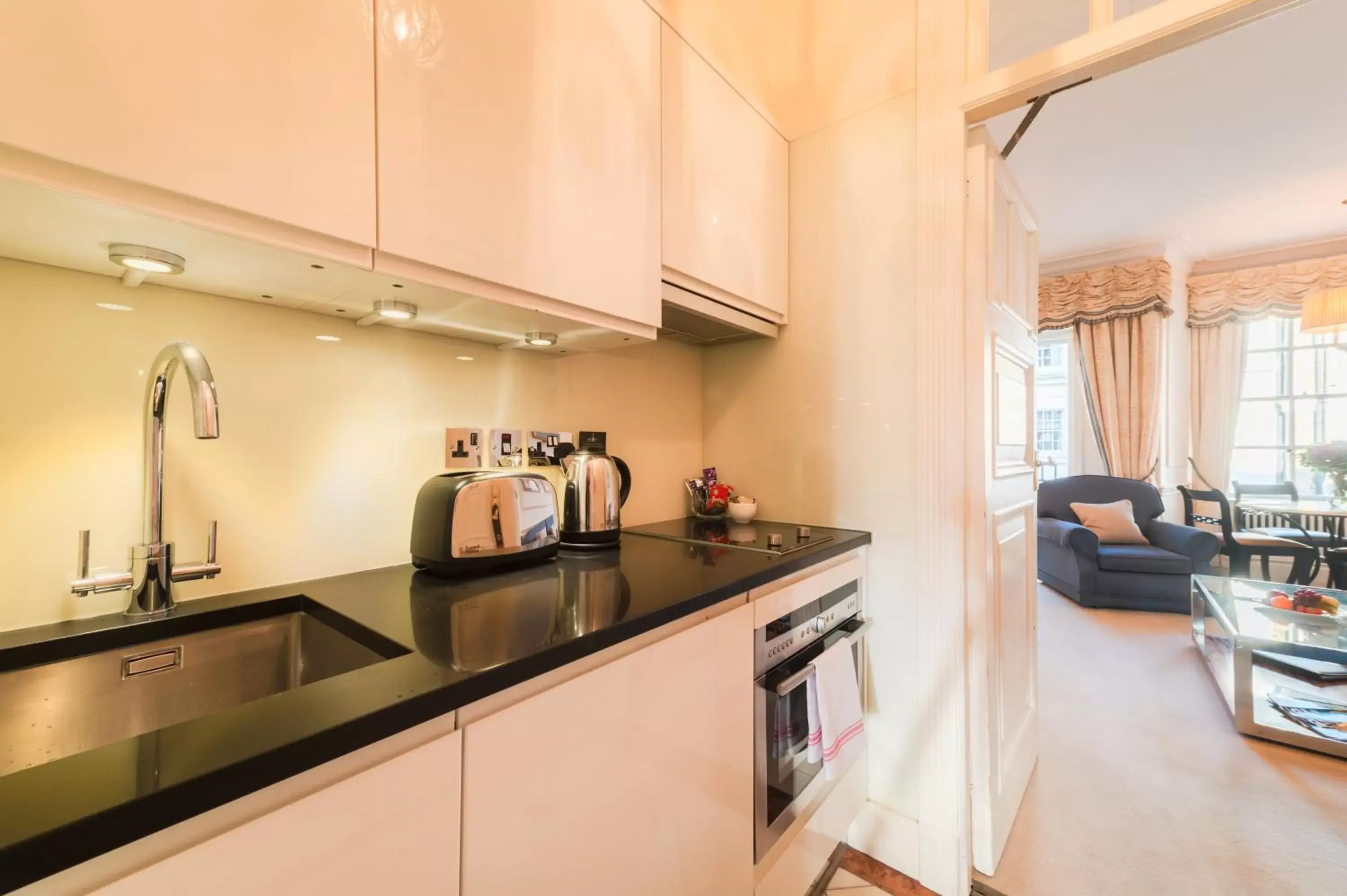 Kitchen or kitchenette in 44 Curzon Street by Mansley Kitchen or kitchenette in 44 Curzon Street by Mansley