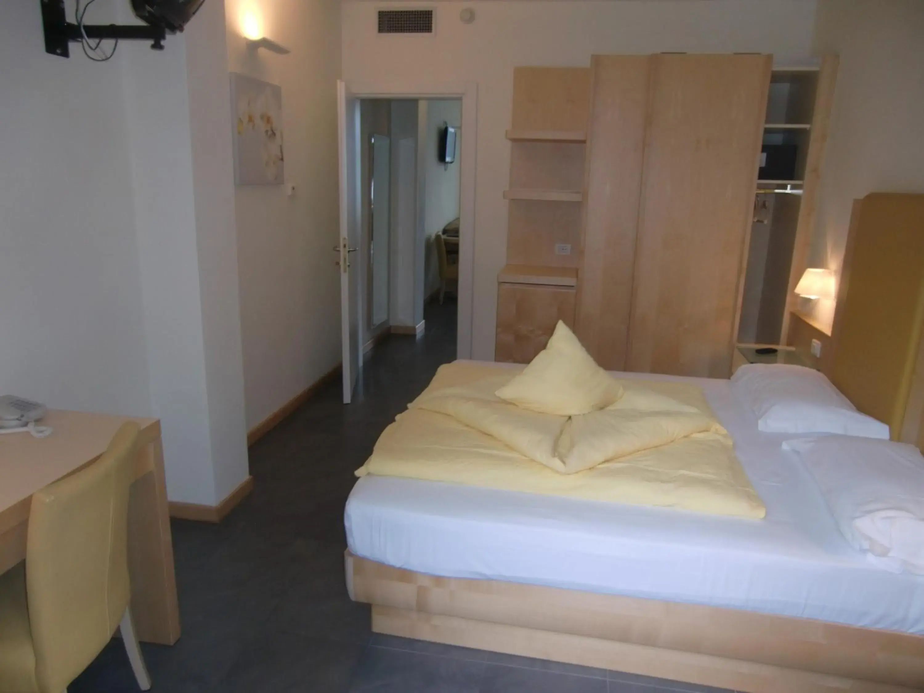 Photo of the whole room, Bed in Beach Hotel Du Lac Malcesine