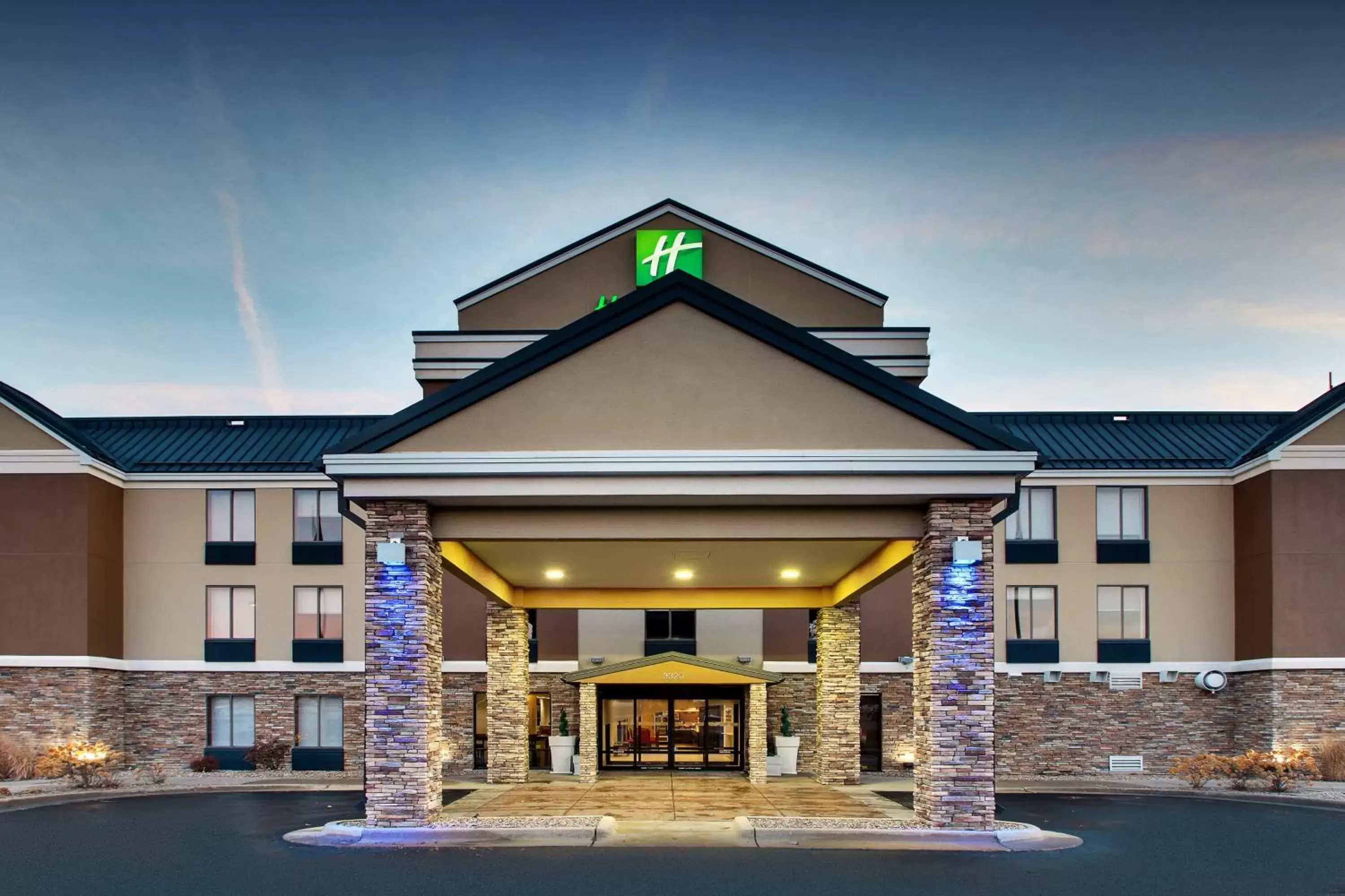 Property building in Holiday Inn Express Hotel & Suites Cedar Rapids I-380 at 33rd Avenue, an IHG Hotel