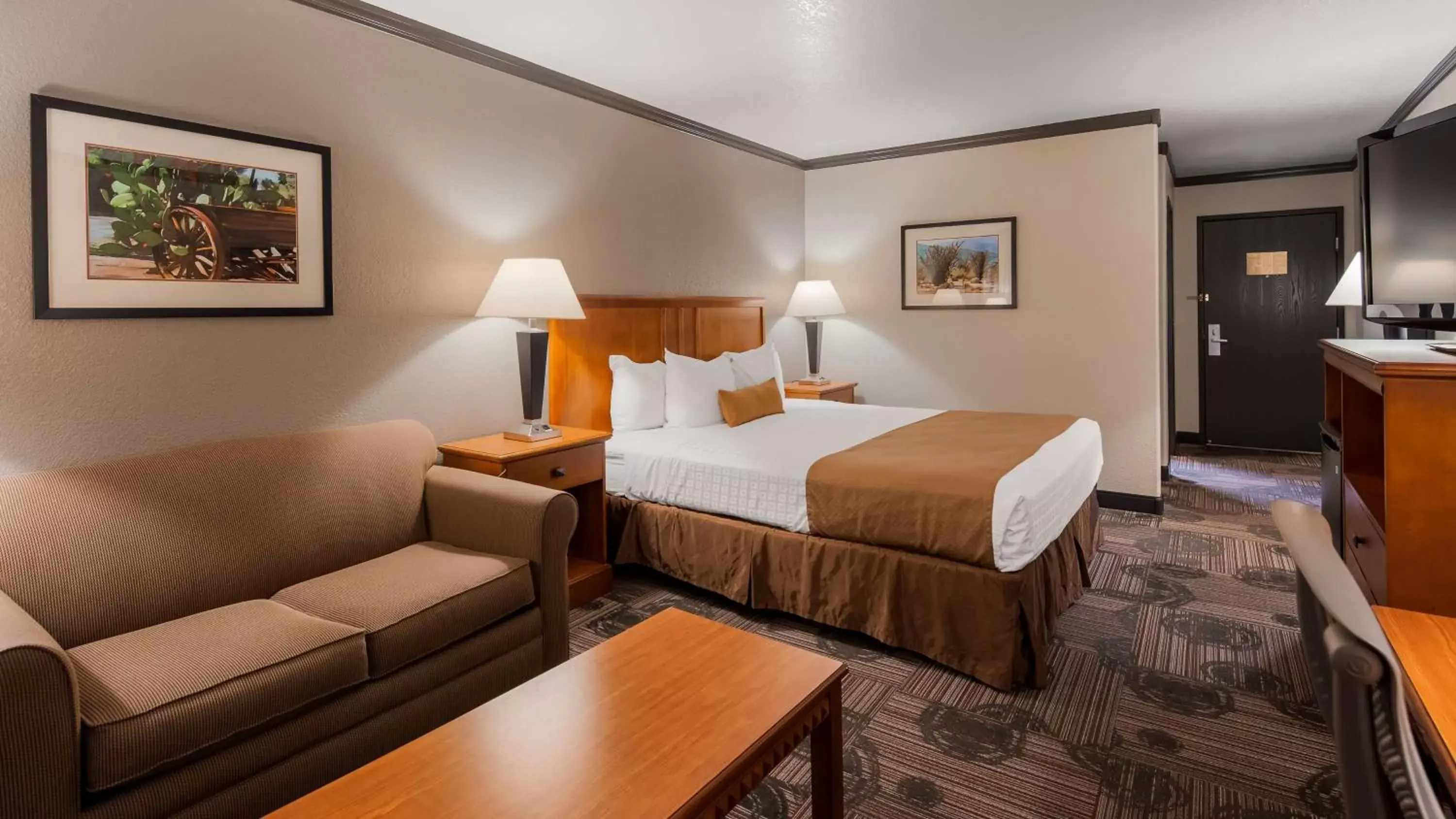 Photo of the whole room, Bed in Best Western Apache Junction Inn