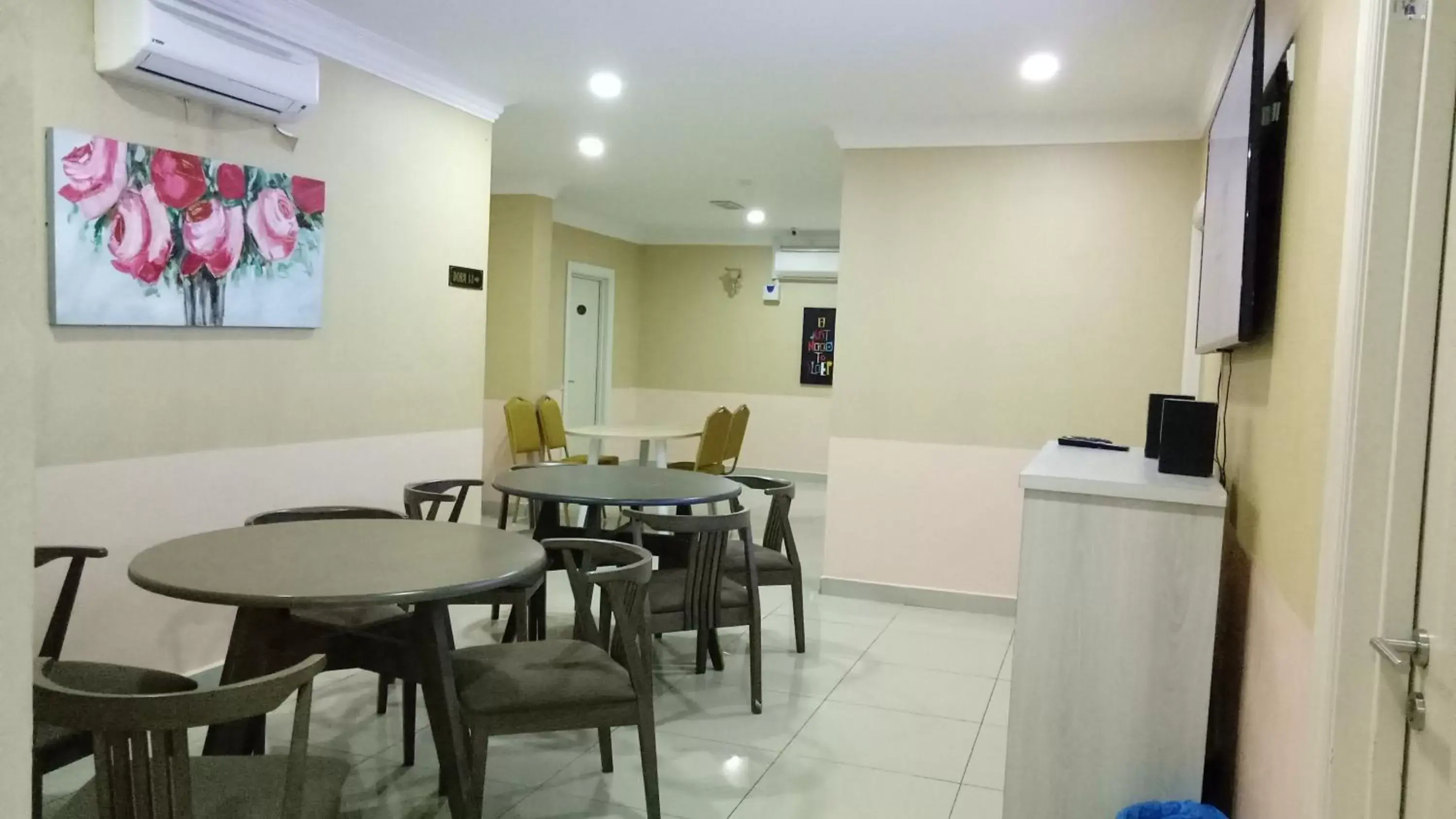 Restaurant/Places to Eat in Hotel Mutiara KGMMB