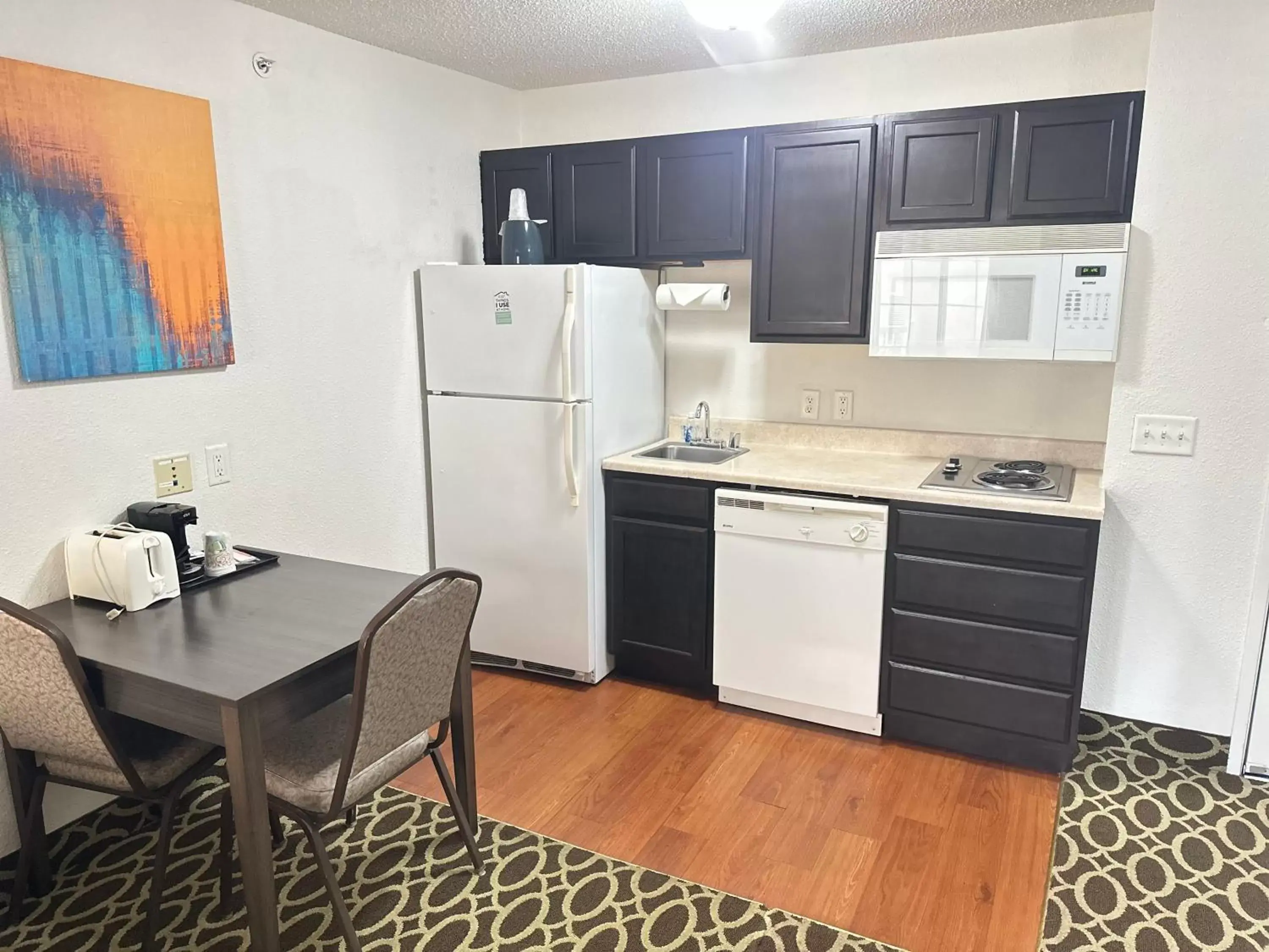 Kitchen or kitchenette, Kitchen/Kitchenette in MainStay Suites Madison East