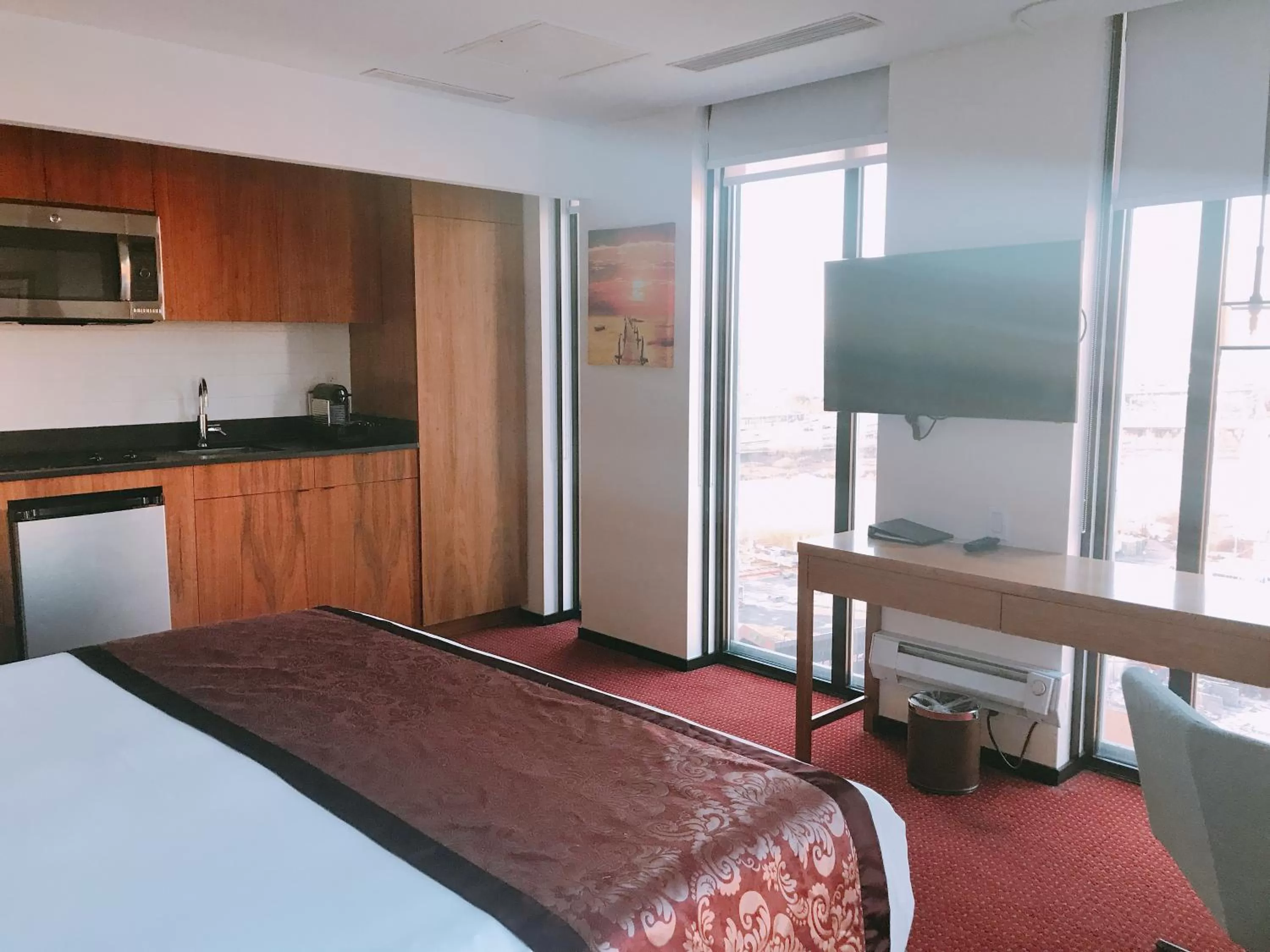 Kitchen or kitchenette, Bed in The Parc Hotel