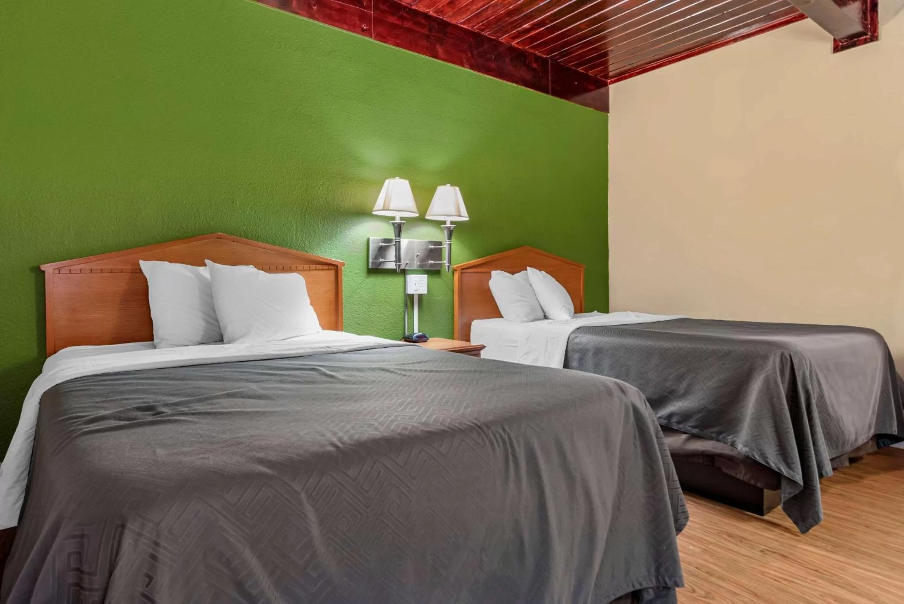 Photo of the whole room, Bed in Econo Lodge Tallahassee Downtown - University