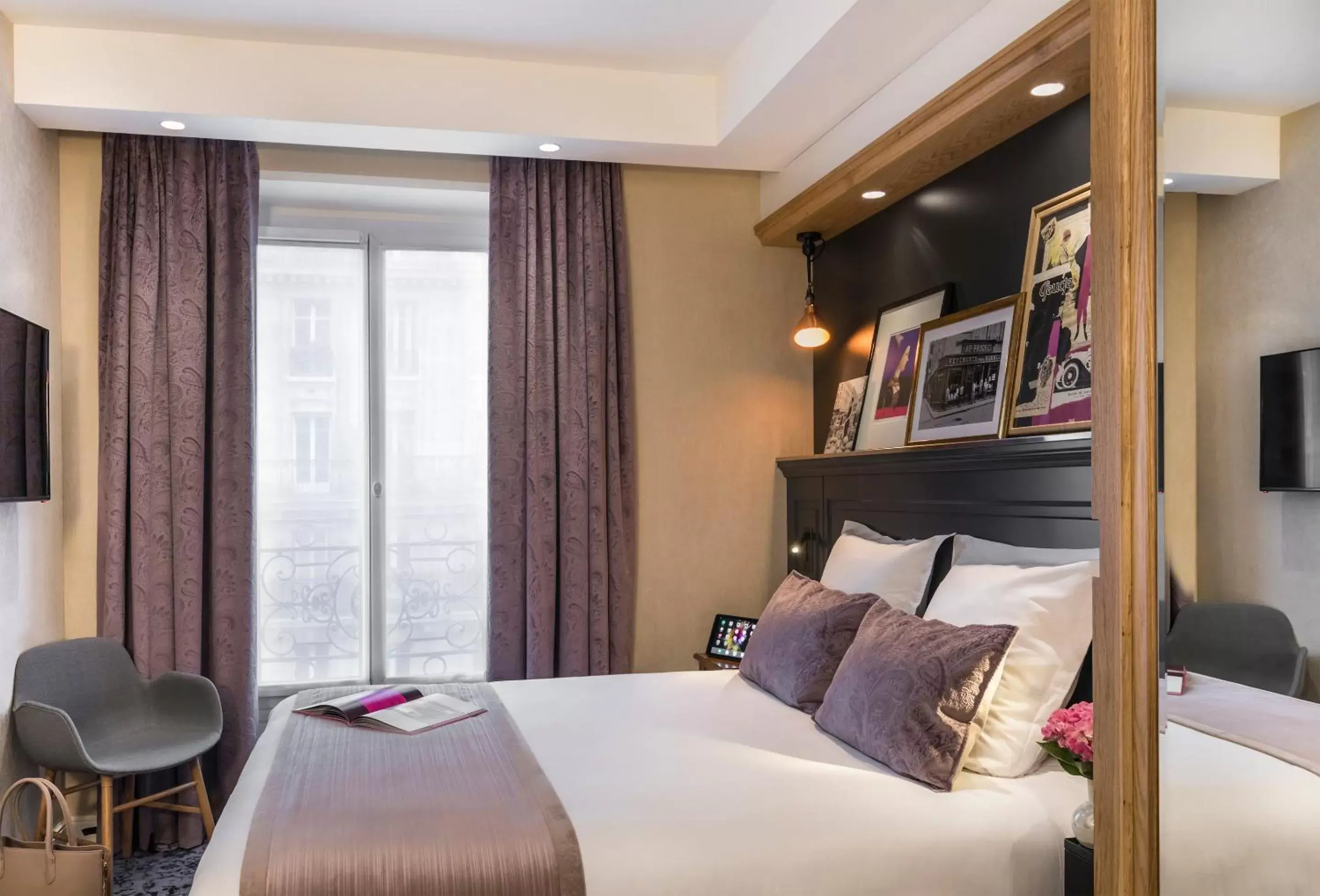 Bedroom in Hotel Ducs de Bourgogne