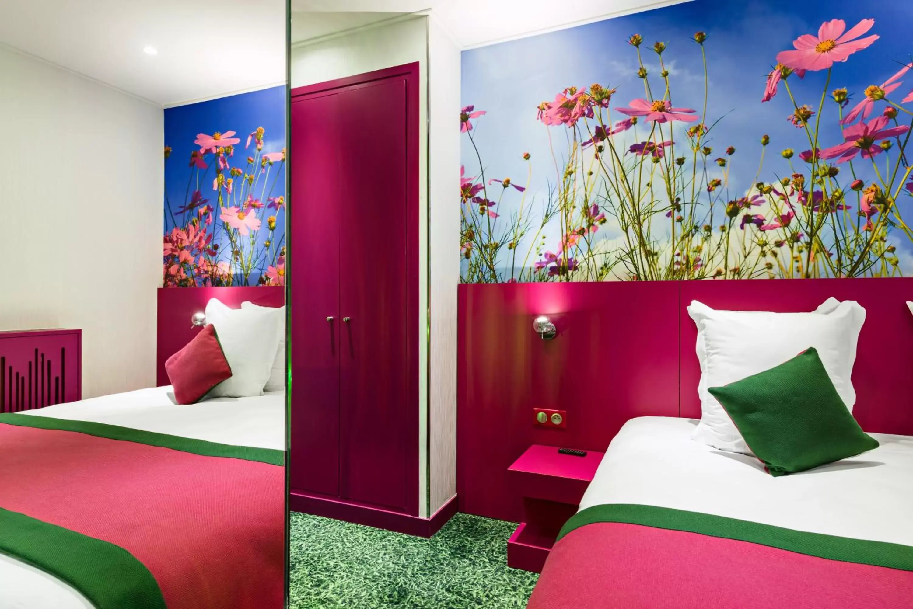 Bedroom, Bed in Jardins de Montmartre