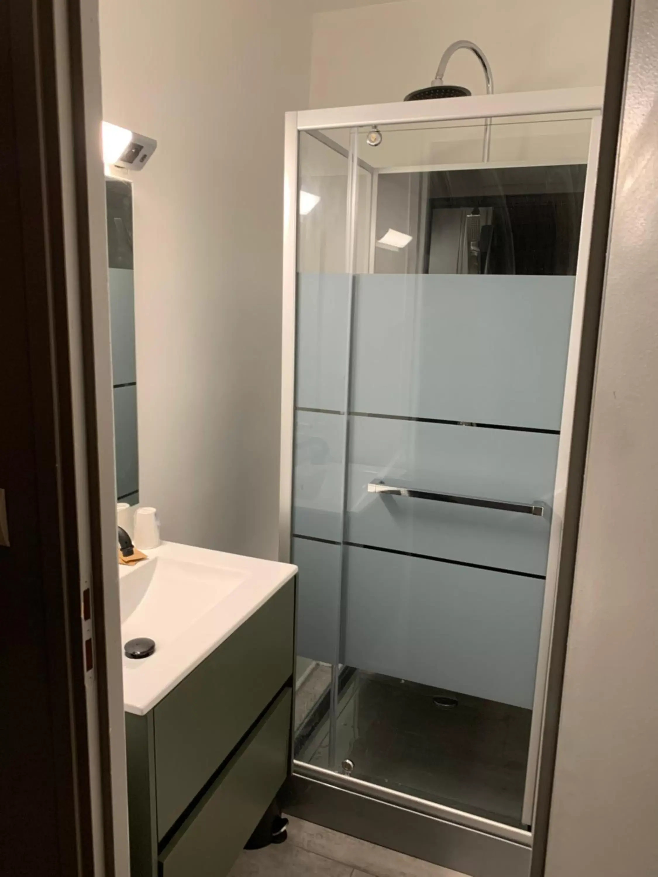 Shower, Bathroom in Hôtel Broisin