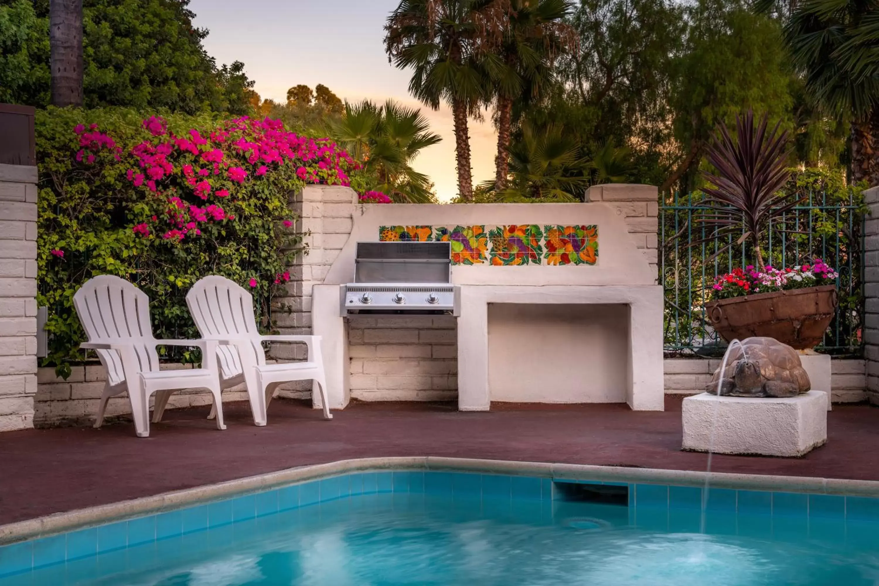 BBQ facilities, Swimming Pool in Hotel Pepper Tree Boutique Kitchen Studios - Anaheim