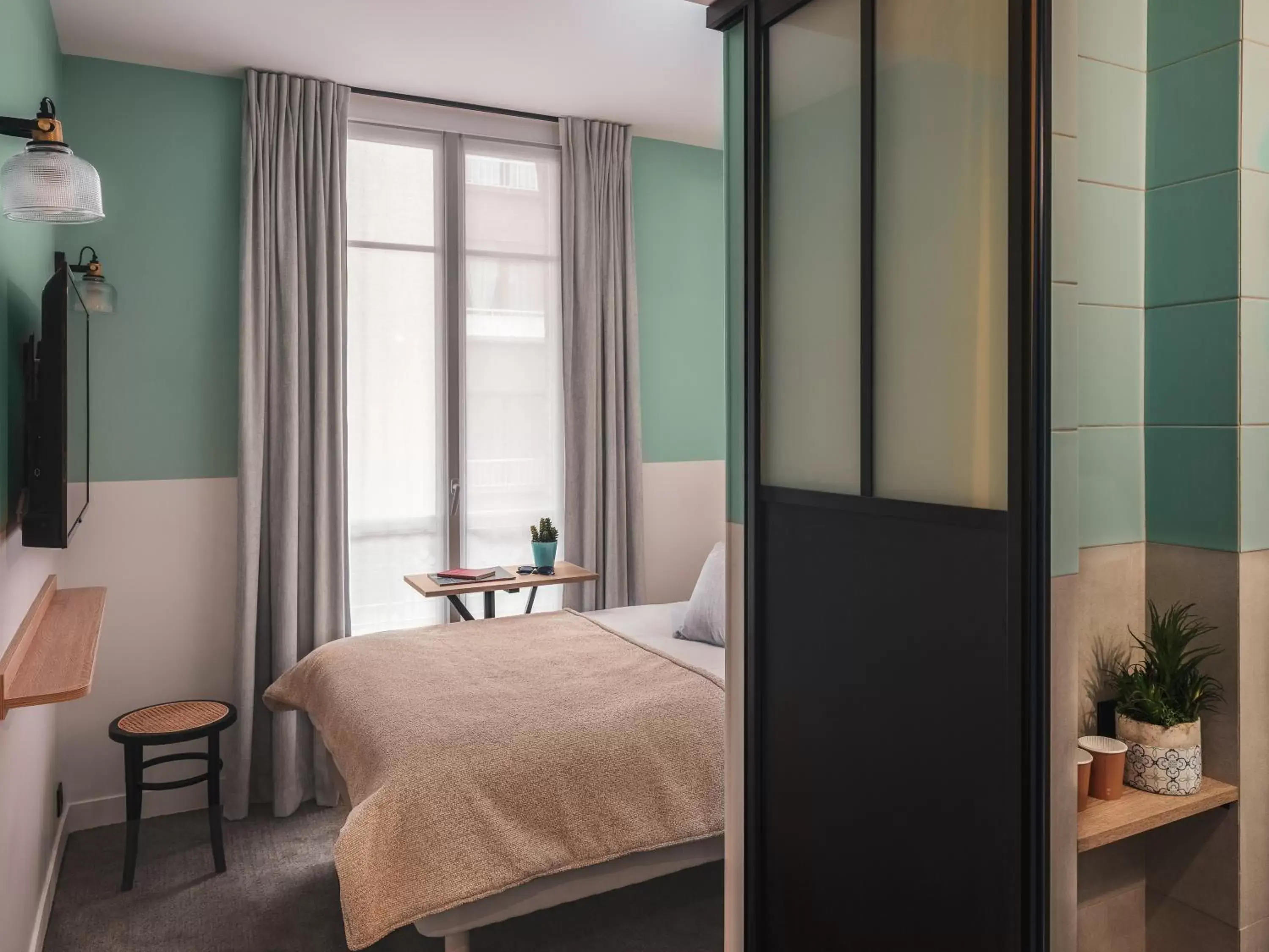 Bedroom, Bed in ibis Styles Paris Montmartre Nord