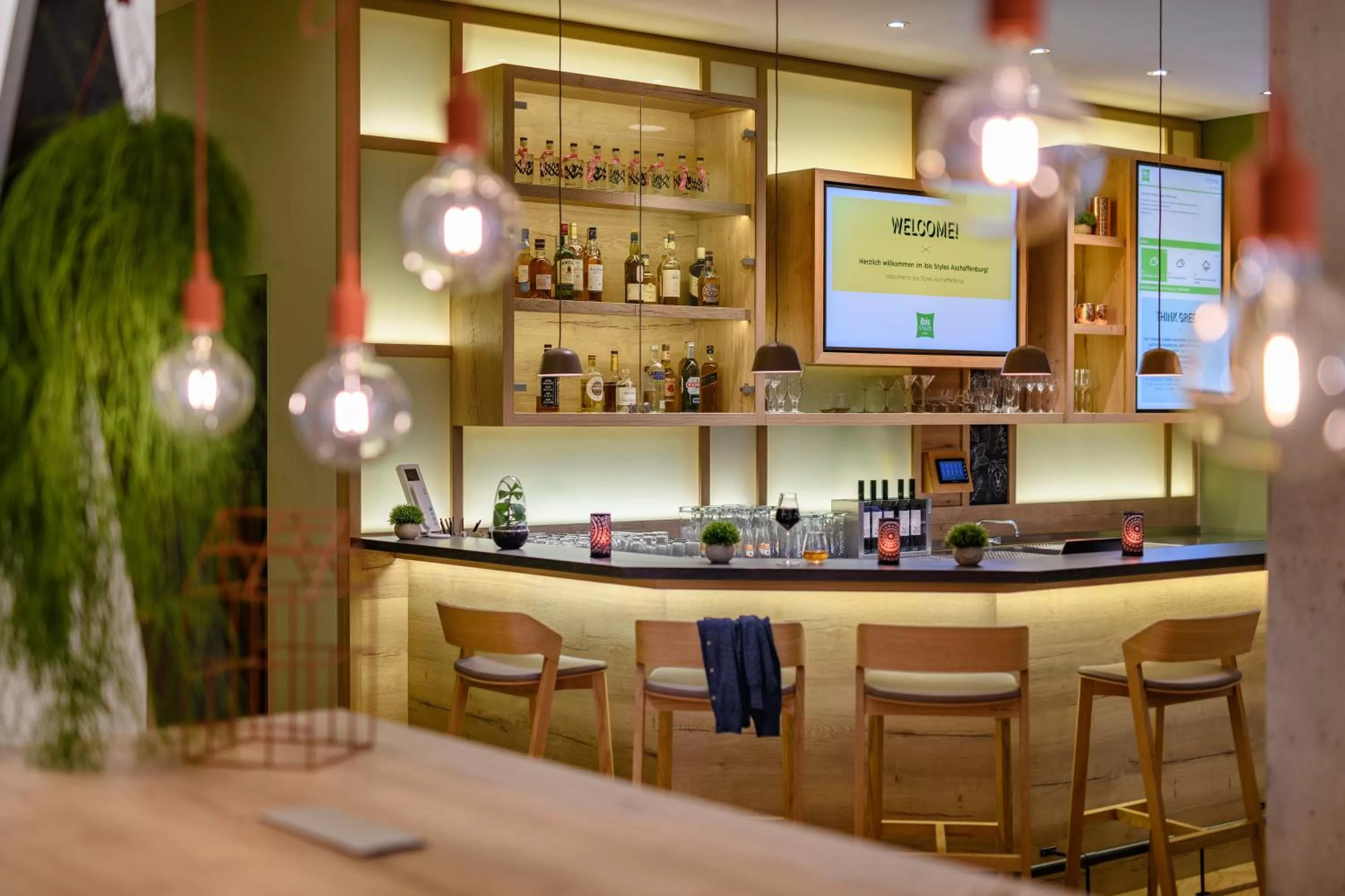 Lounge or bar in Ibis Styles Aschaffenburg