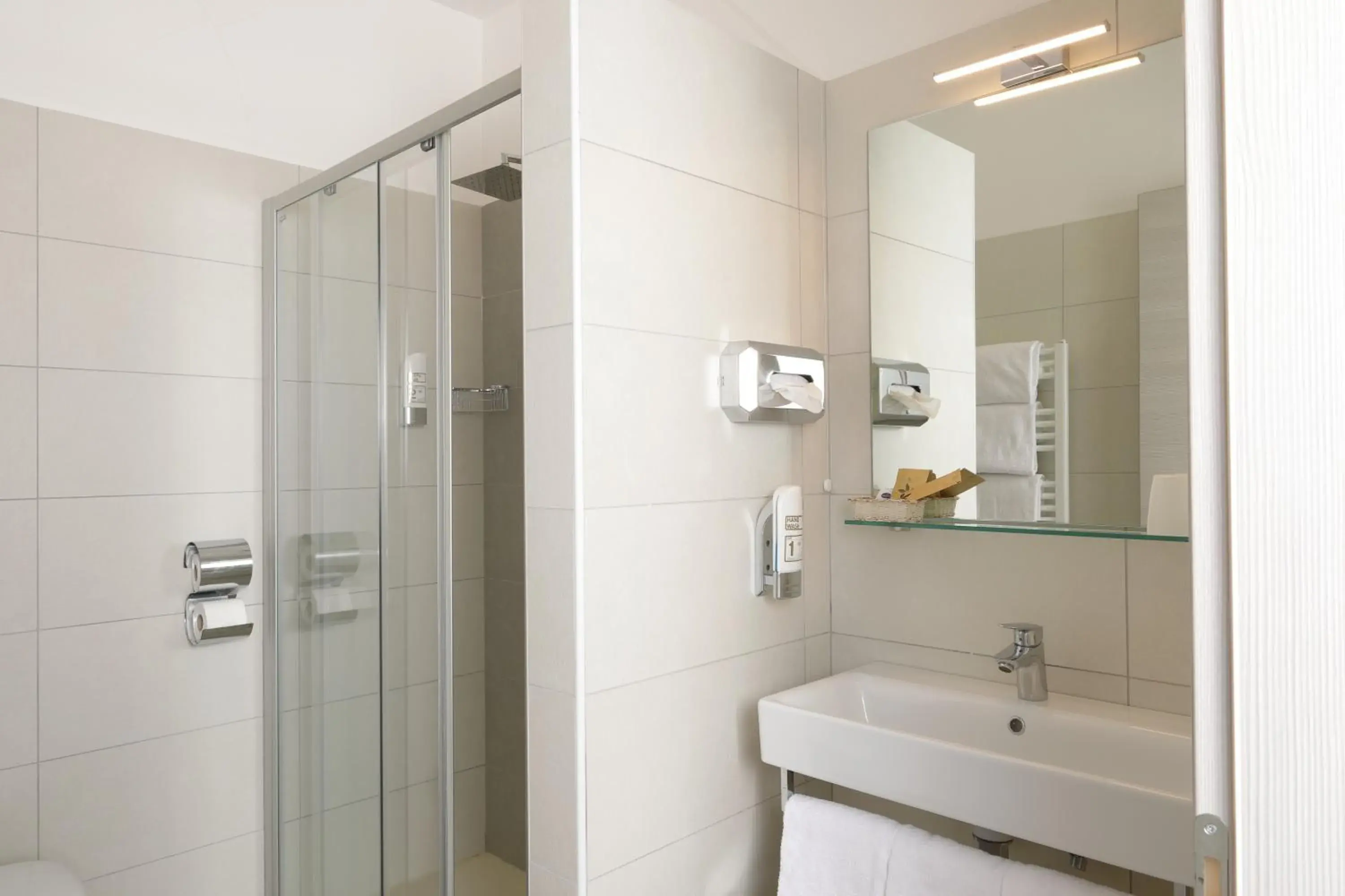 Shower, Bathroom in Hotel Benacus Malcesine