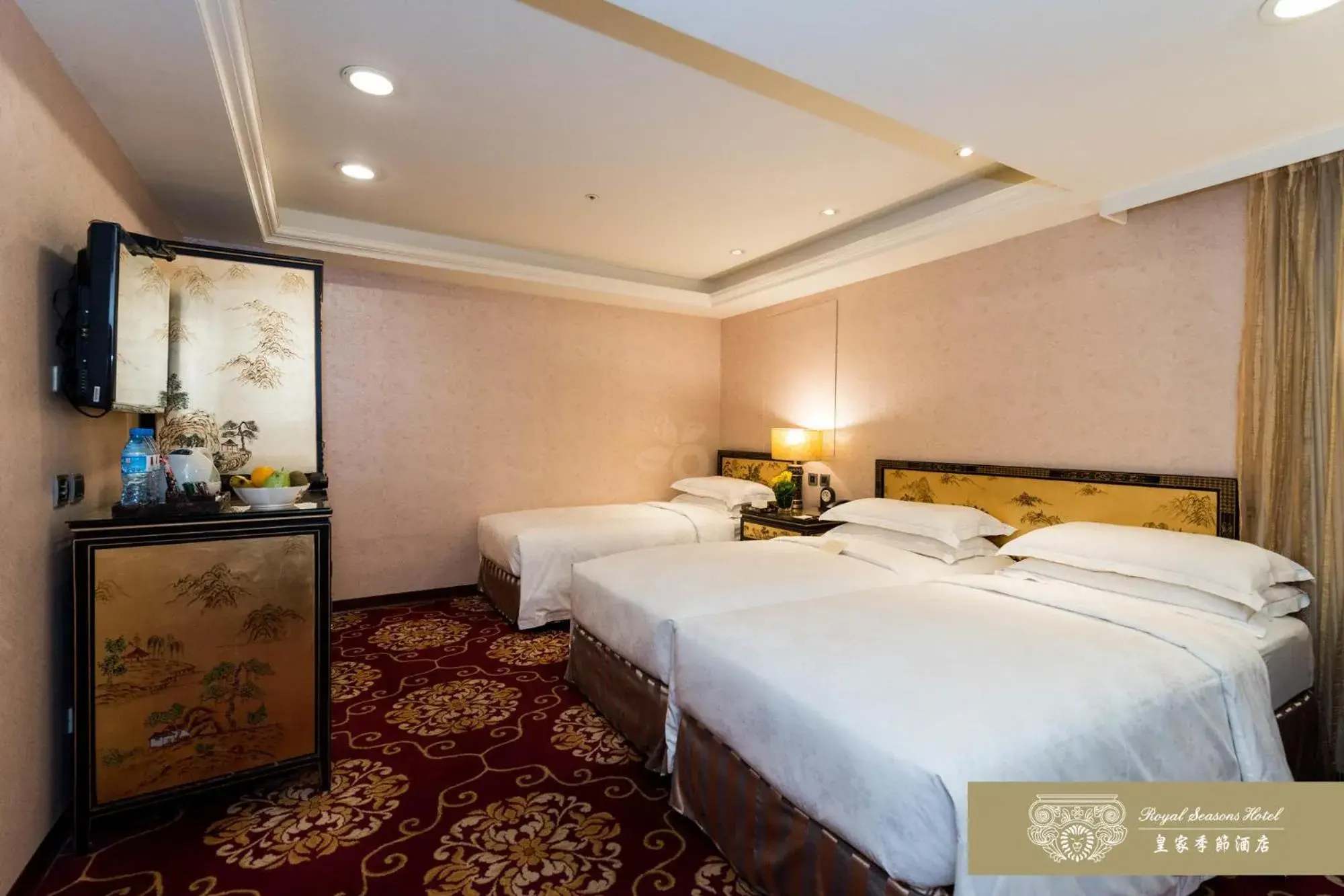 Photo of the whole room, Bed in Royal Seasons Hotel Taipei-Nanjing W